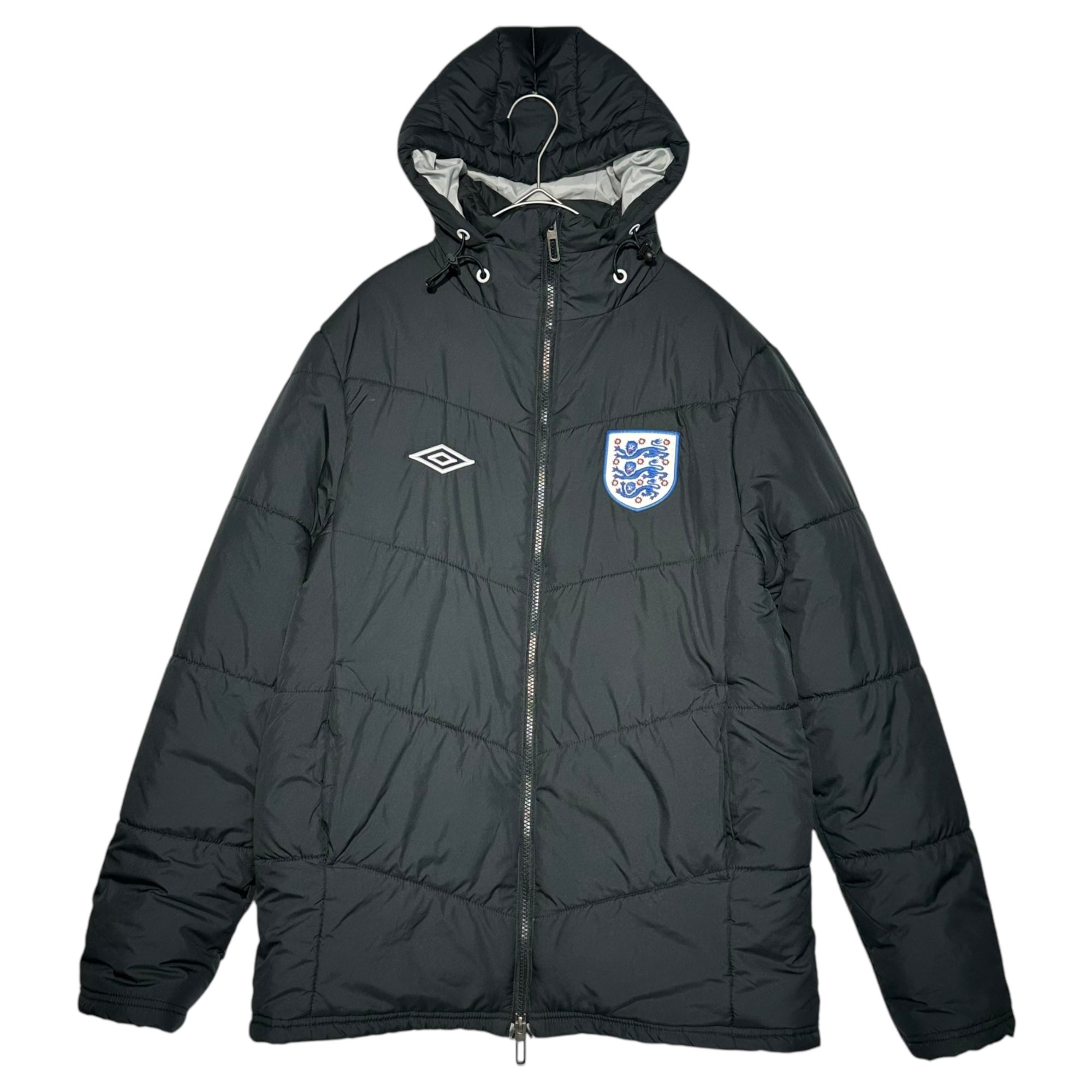 UMBRO(アンブロ) England National Team Logo Filled Hooded Jacket イングランド代表 ロゴ 中綿 フーデッド ジャケット UHA70527U M ブラック