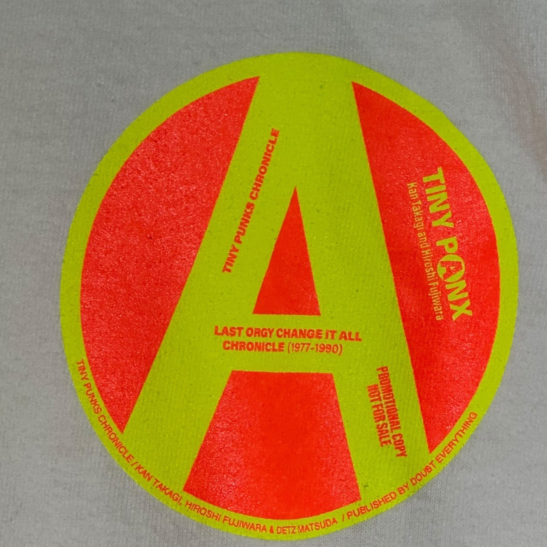 TINY PANX(タイニーパンクス) TINY PUNKS TOKYO CHRONICLE 1977-1990 T-SHIRT タイニーパンクス 書籍 Tシャツ M ホワイト×オレンジ×イエロー fragmentデザイン クラウドファンディング