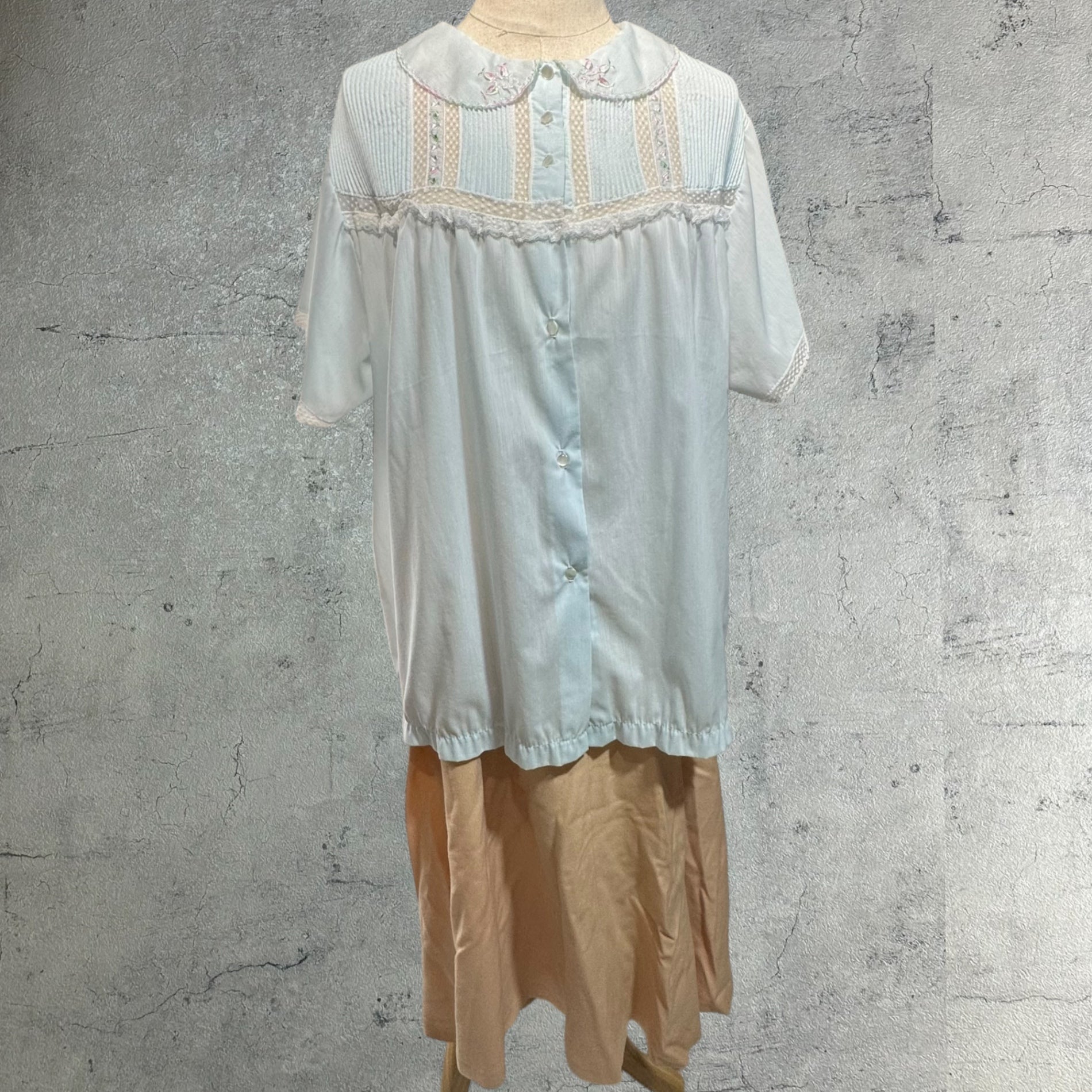VINTAGE(ヴィンテージ) 70's round collar flower embroidery short sleeve blouse 丸襟 花刺繍 半袖 ブラウス ライトブルー