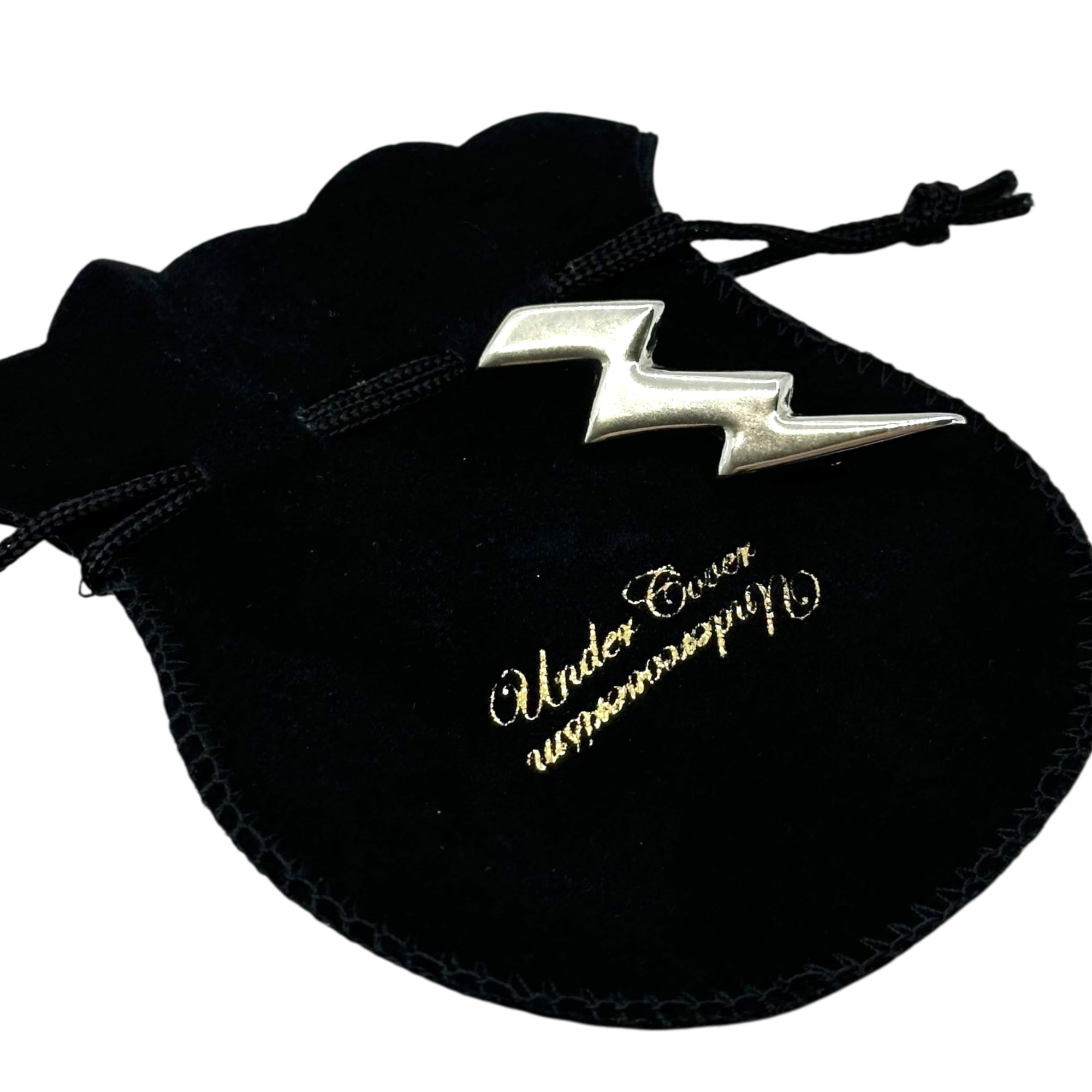 UNDERCOVER(アンダーカバー) 12AW LIGHTNING BADGE ライトニング ピン バッジ サンダーボルト シルバー デザイナー着用アイテム ピンズ