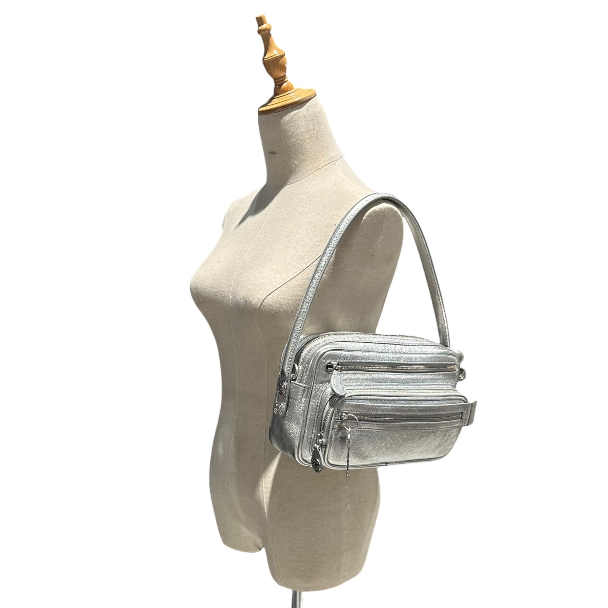 Acne Studios(アクネストゥディオズ) Camero Party Grainy Metallic カメロ パーティー グレイン メタリック A10460- シルバー 肩掛け ワンショルダー バッグ