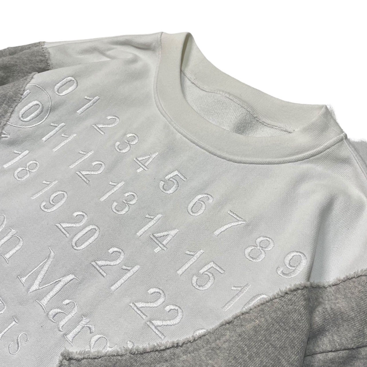 MAISON MARGIELA(メゾンマルジェラ) 20AW Reconstructed Calendar Sweatshirt 再構築 カレンダー  刺繍 ロゴ スウェット ドッキング S50GU0129 46(M程度) ホワイト×グレー