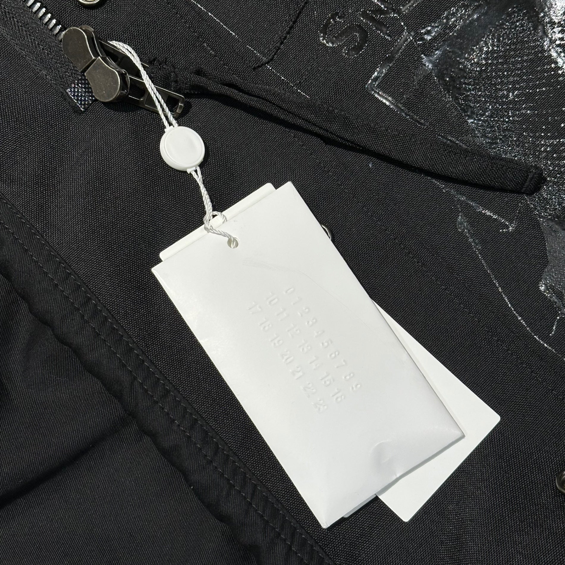 【SALE対象外】MAISON MARGIELA(メゾンマルジェラ) 24SS INVITATION ZIP COAT インビテーション ジップ コート S51AM0489 42 ブラック プリント モッズ ミリタリー コート