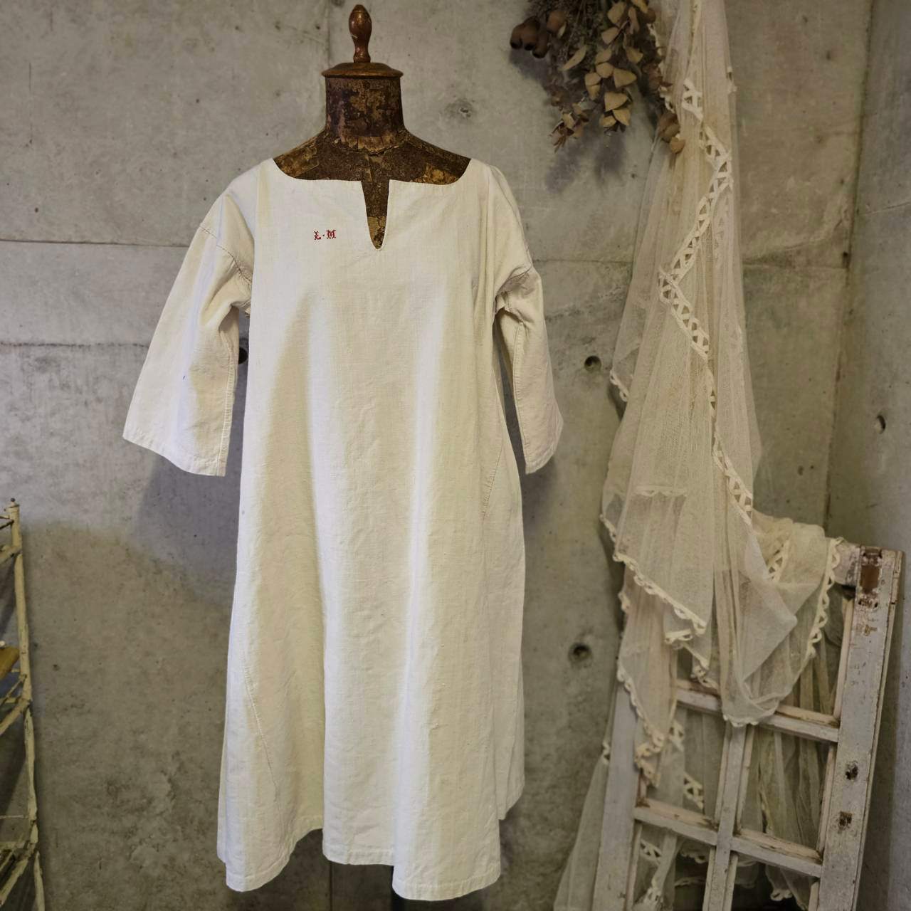 Euro antique(ヨーロッパアンティーク) france 手織りリネンとモノグラム刺繍の物語的ワンピース 表記無し(L～程度) アイボリー