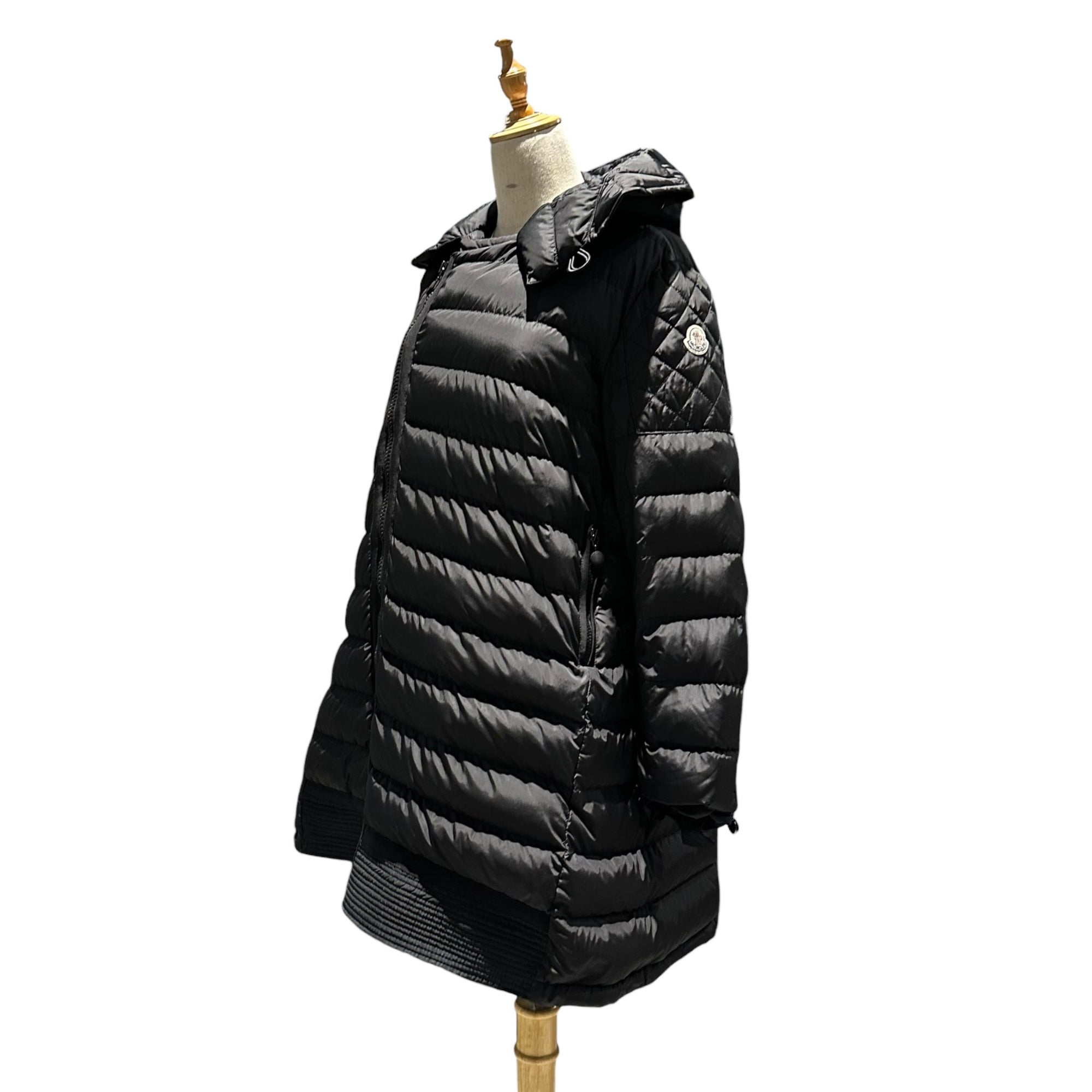 MONCLER(モンクレール) GISELE Hooded Quilted Down Coat フーデッド キルティング ダウン コート B20934993885 2 ブラック ジャケット ロゴ ワッペン