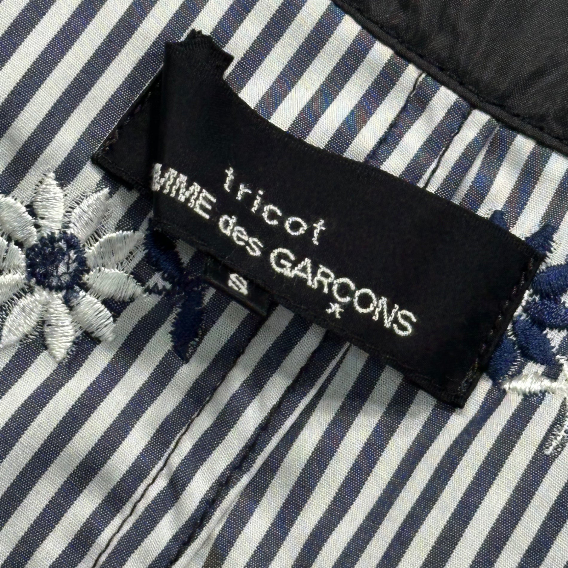 tricot COMME des GARCONS(トリココムデギャルソン) 12SS Inner Stripe × Floral Embroidery Polyester Coat インナー ストライプ × 花 刺繍 ポリ 比翼 コート TI-C003 S ブラック AD2011