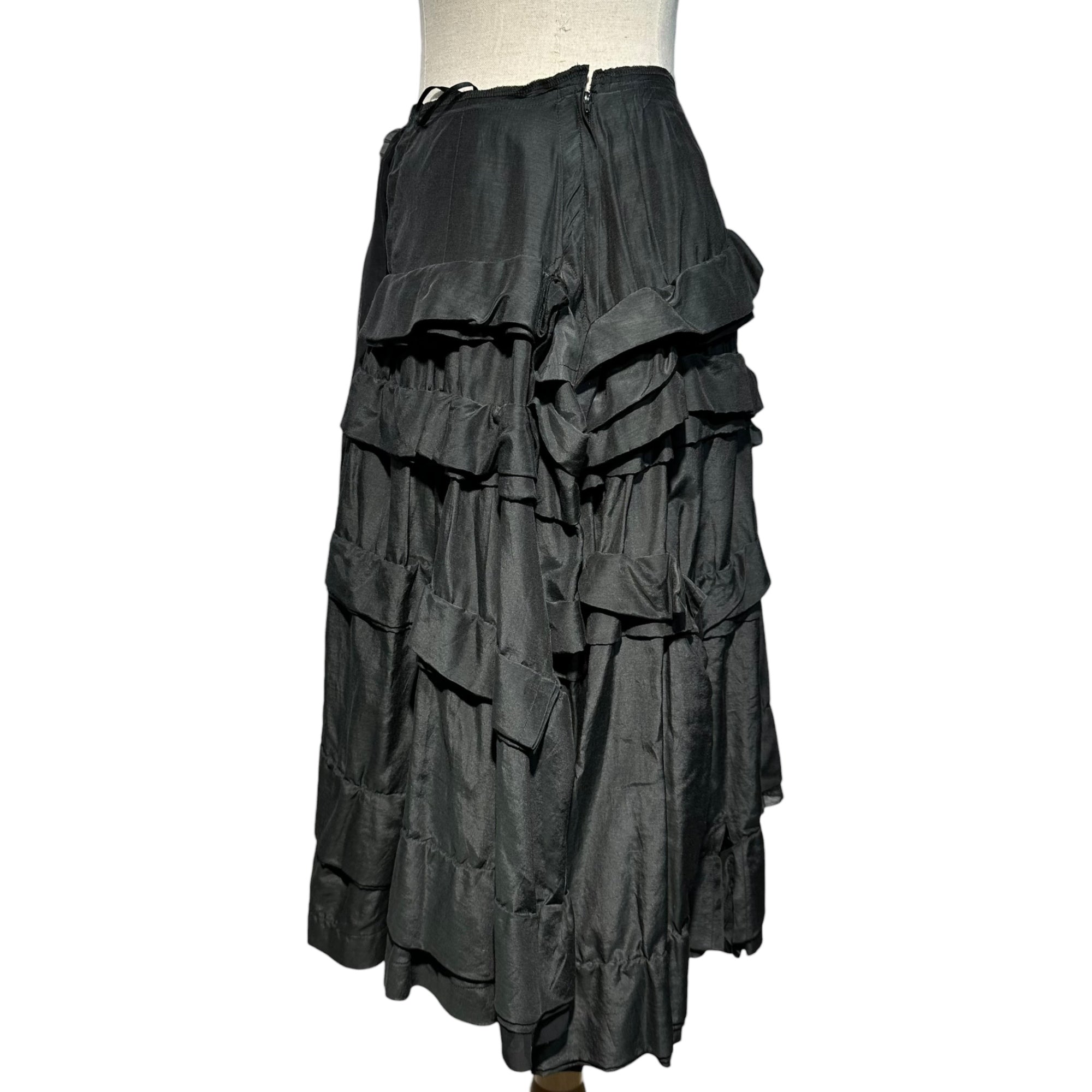 コムデギャルソンコムデギャルソン ティアードスカート COMME des GARCONS(コムデギャルソン) Lace-embellished tiered skirt