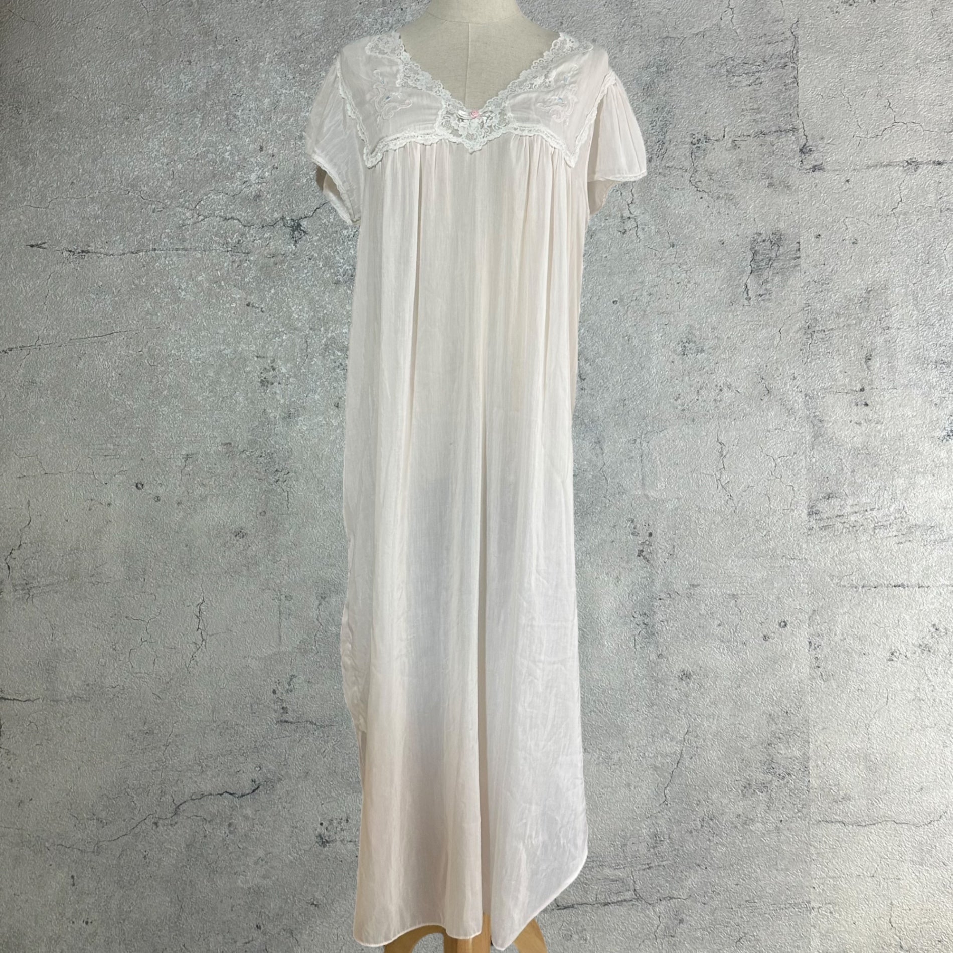 VINTAGE(ヴィンテージ) 70's nighty negligee onepiece dress with lace and embroidery 刺繍とレースの半袖ナイティドレス M~L程度 ピンク