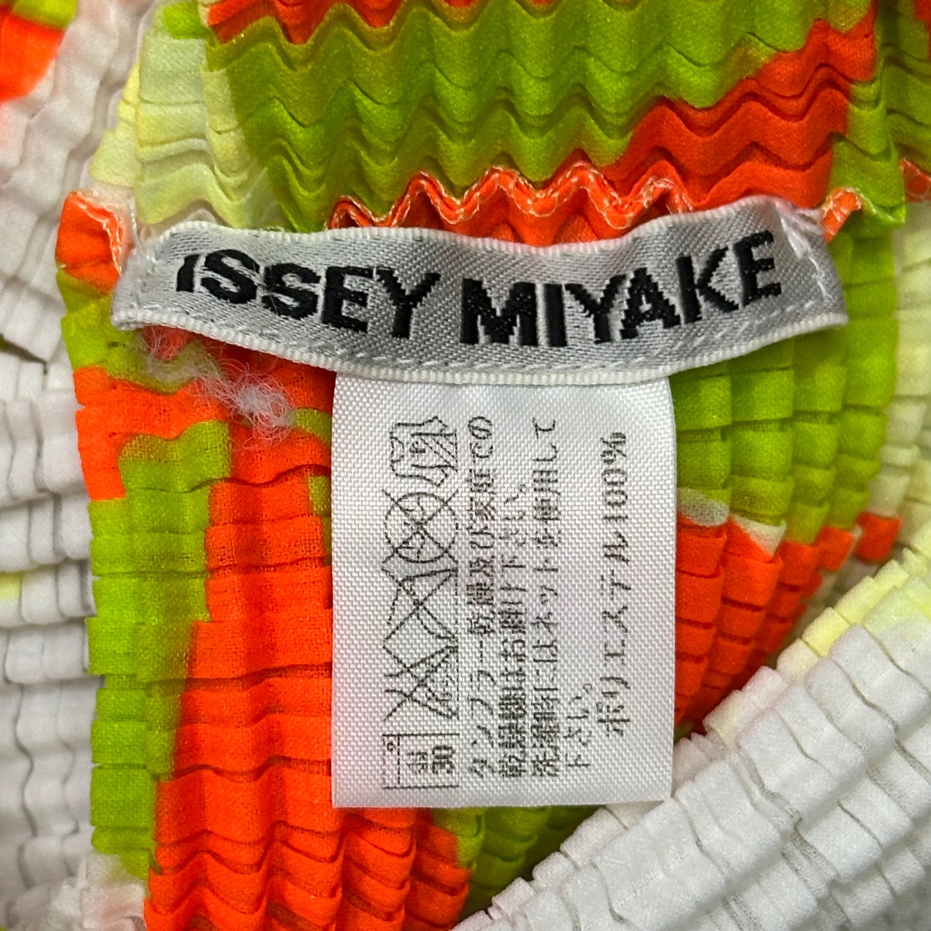 ISSEY MIYAKE(イッセイミヤケ) Umbrella-Print High-Neck Pleated Cut