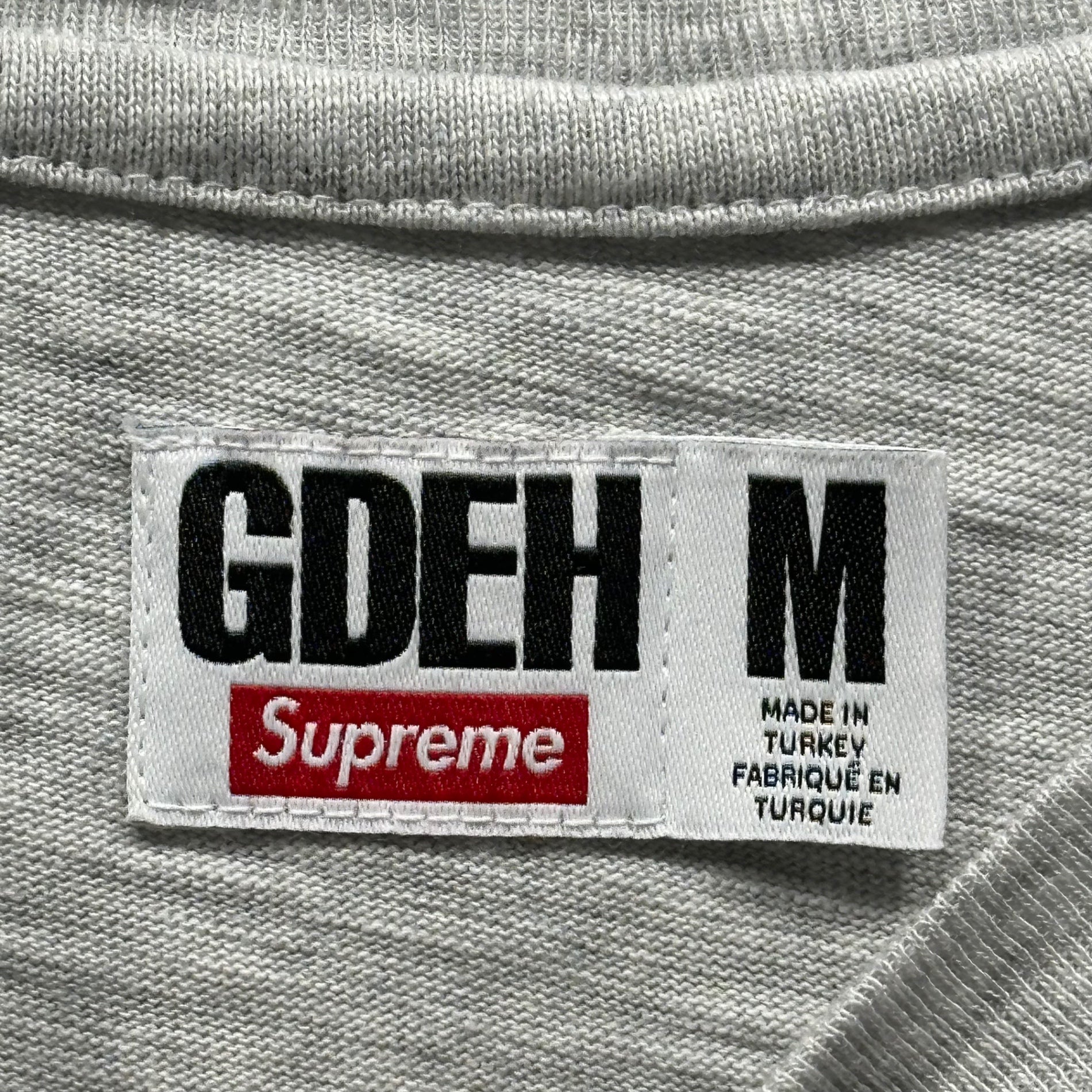 Supreme × GOODENOUGH(シュプリーム × グッドイナフ) 25SS GOODENOUGH S/S Top  Ash Grey グッドイナフ プリント Tシャツ M グレー×レッド