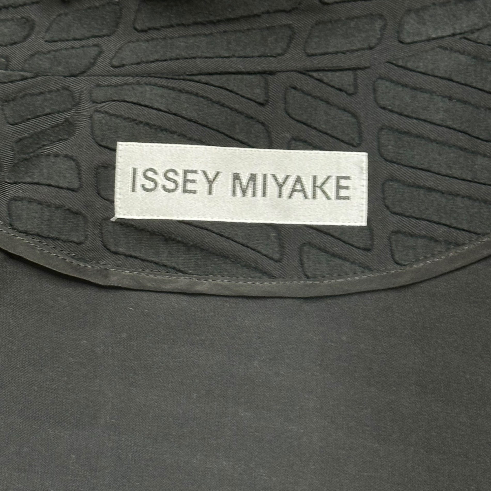 ISSEY MIYAKE(イッセイミヤケ) 17AW Wave Pattern Double Polyester Coat ウェーブ パターン ダブル ポリエステル コート IM74FD515 2(M程度) ブラック コレクション着用モデル メンズ着用可