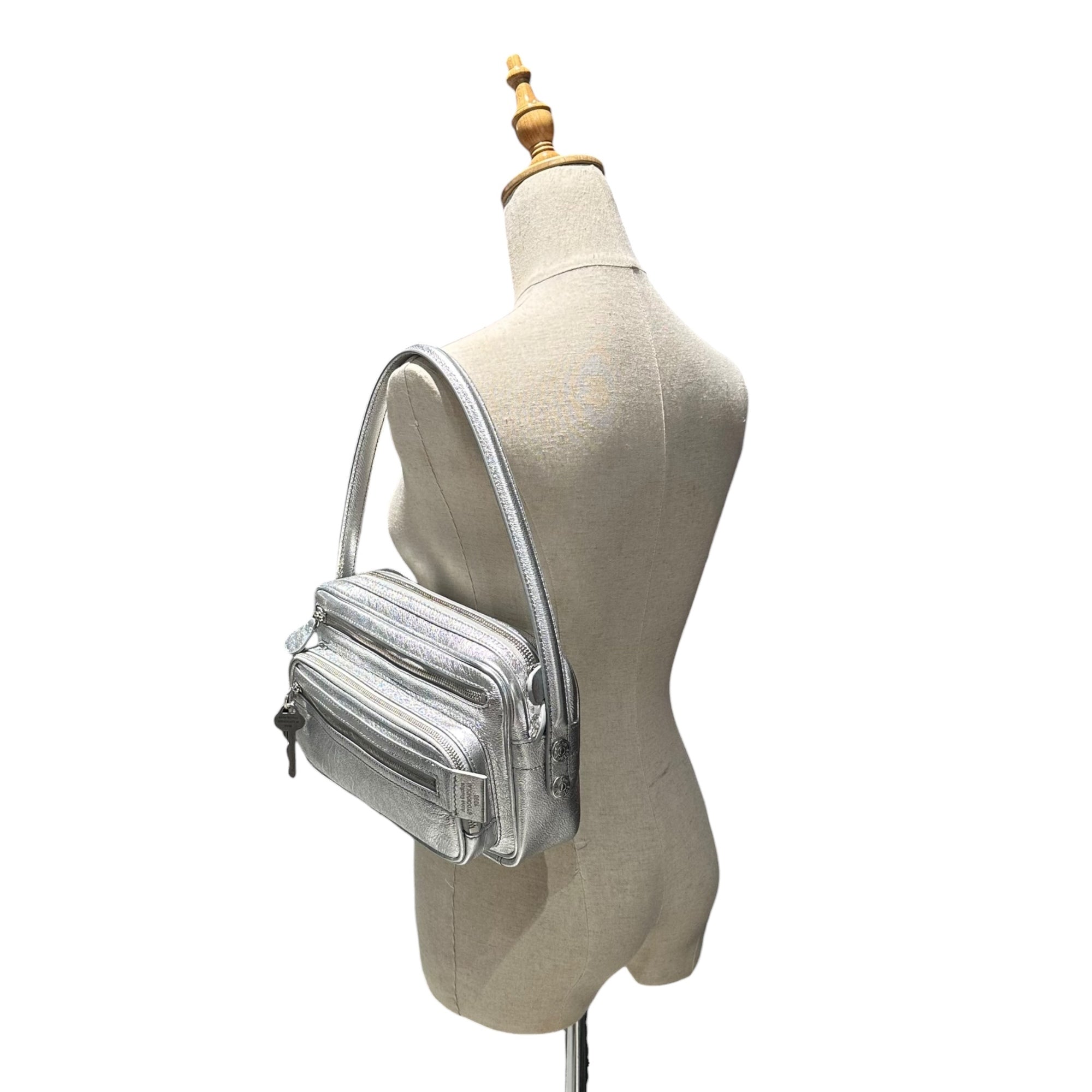 Acne Studios(アクネストゥディオズ) Camero Party Grainy Metallic カメロ パーティー グレイン メタリック A10460- シルバー 肩掛け ワンショルダー バッグ