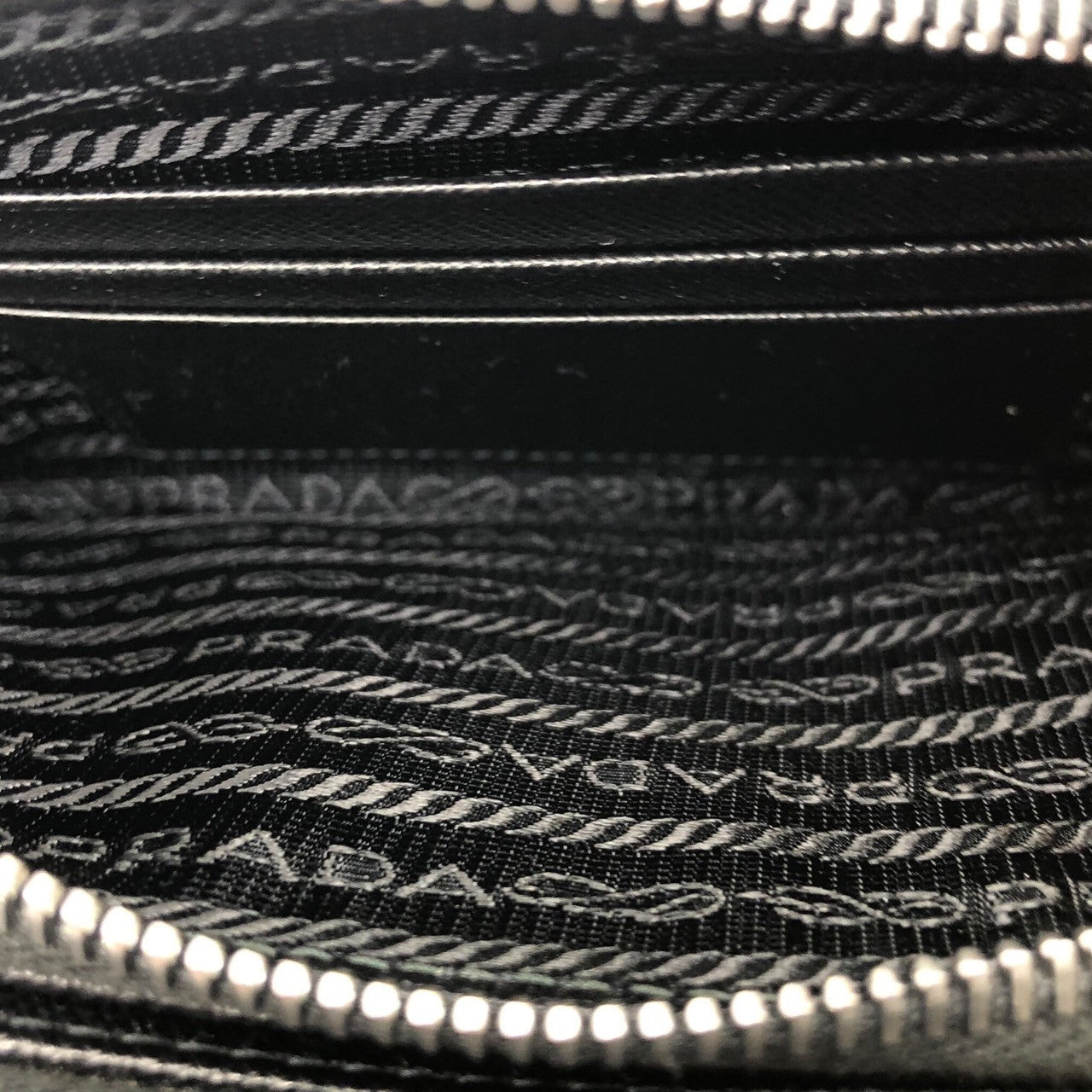 PRADA(プラダ) Metal appliqué saffiano chain shoulder bag メタルアップリケ サフィアーノ チェーン ショルダーバッグ 1DH010 ブラック×ピンク ギャランティカード付属  2DAZ SAFFIANO SMALTO レザー ロゴ