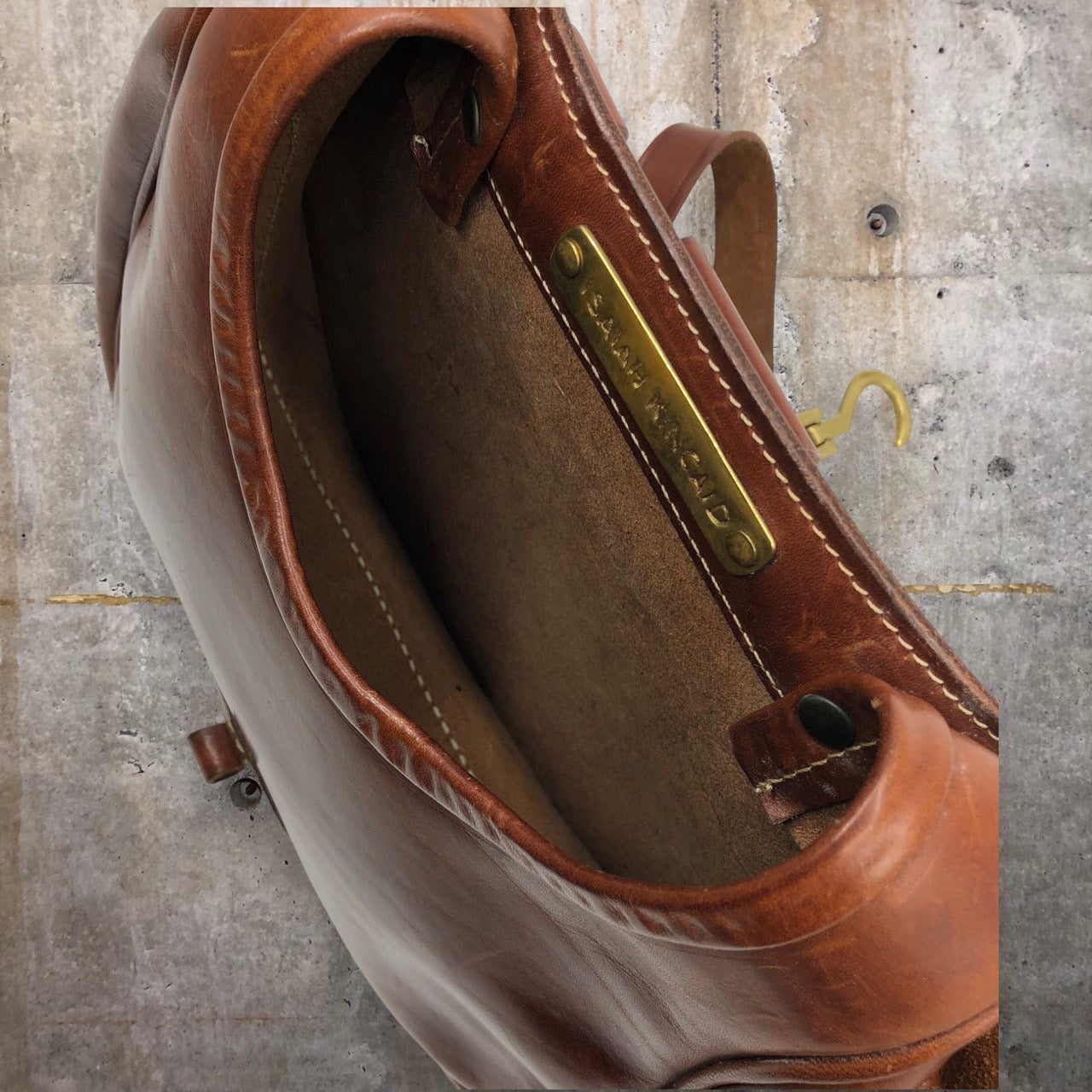 ISAIAH KINCAID(イザヤキンケイド) ヴィンテージ真鍮バックルレザーショルダーバッグ ブラウン イタリア製　厚革
