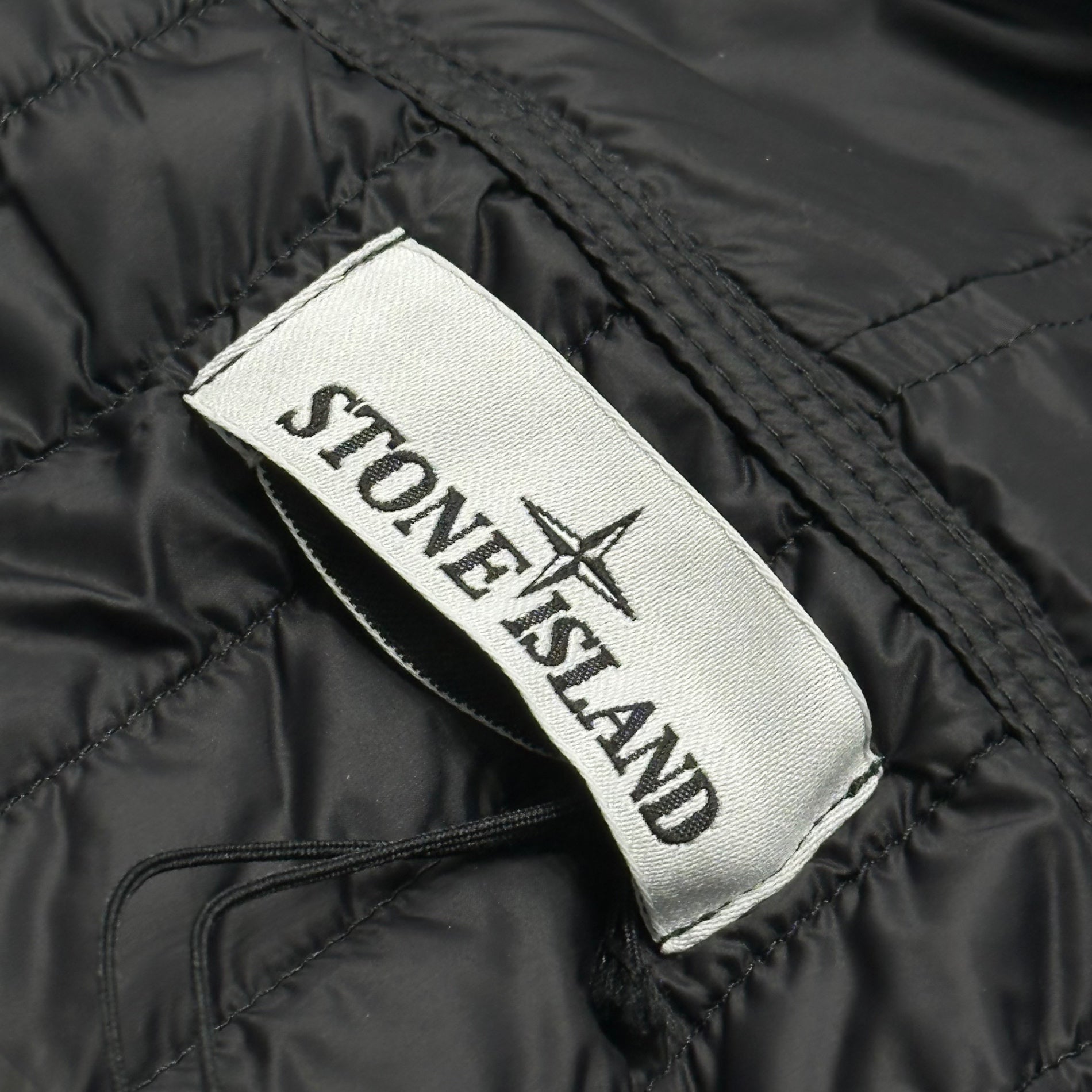 STONE ISLAND(ストーンアイランド) 24AW PERTEX QUATUM NETPLUS PRIMALOFT Compass-badge Jacket パテッド フーデッド ジャケット 811543232 L ブラック 中綿 マウンテンパーカー