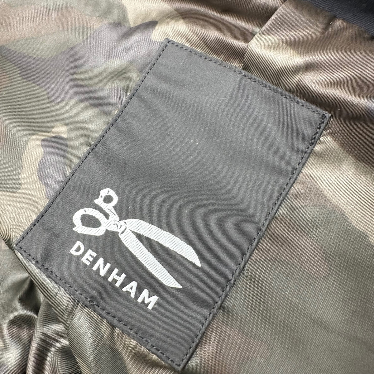 DENHAM(デンハム) Sleeve Details Back Print Nylon Coat 袖ライン バックプリント ナイロン コート ブラック