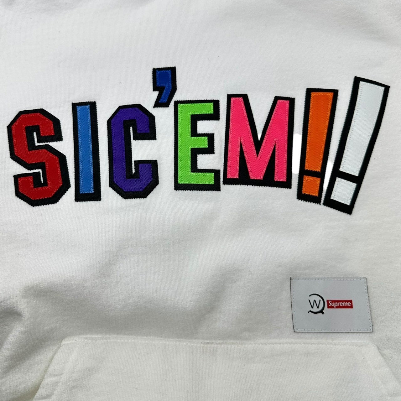 SUPREME×WTAPS(シュプリーム×ダブルタップス) 21AW Sic’em! Hooded Sweatshirt ロゴ プルオーバー フーディ M ホワイト パーカー コラボ