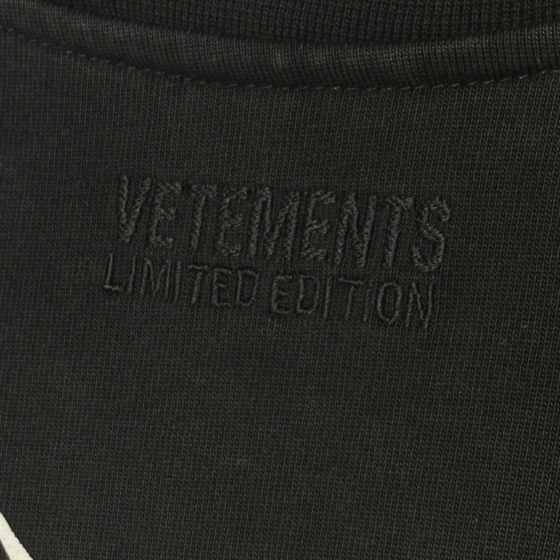 VETEMENTS(ヴェトモンベトモン) 21AW GOTHIC LOGO LONGSLEEVE ゴシック ロゴ 長袖 Tシャツ UA52TR590B M ブラック