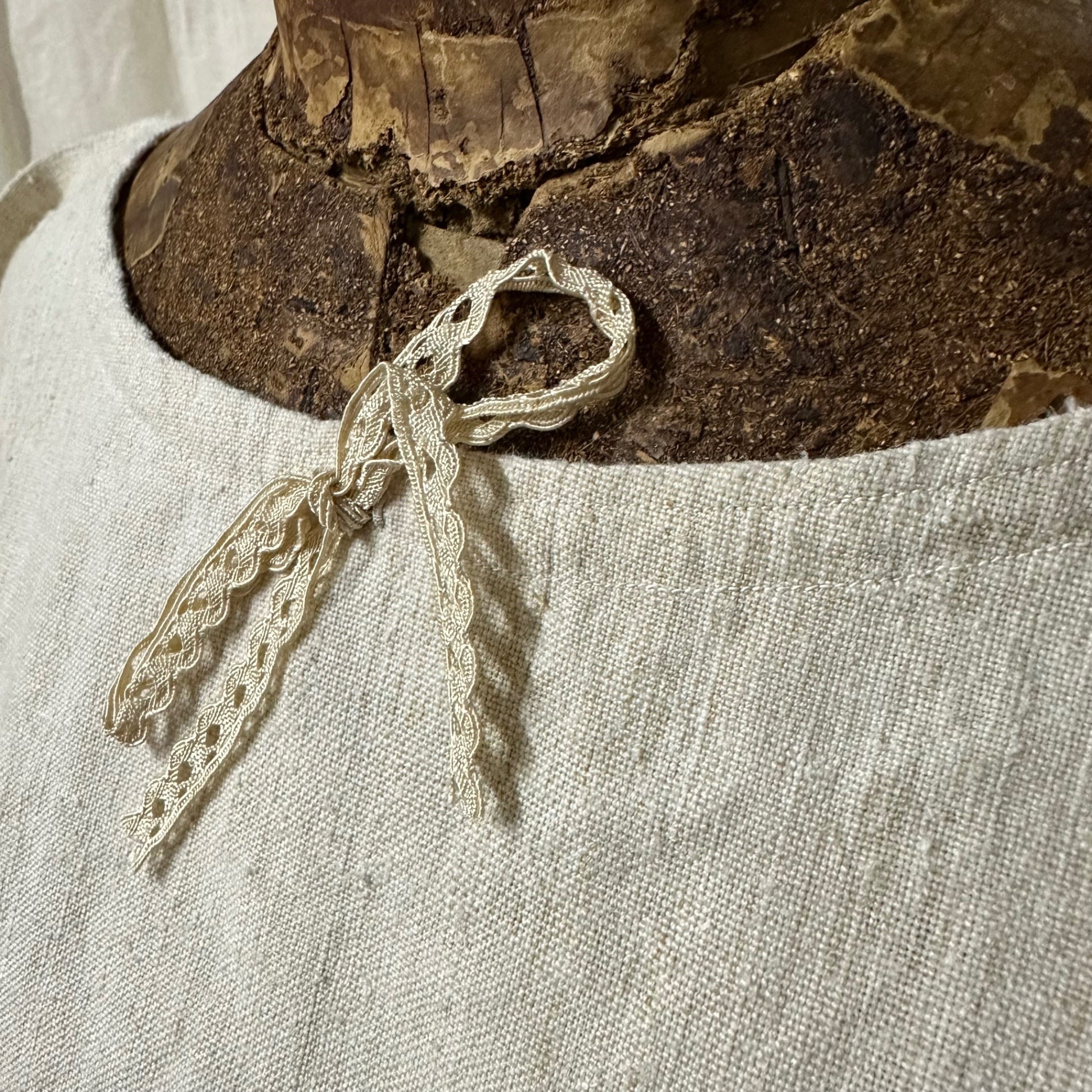 Euro antique(ヨーロッパアンティーク) 00's~thick〘LINEN〙with lace ribbon knighty　厚手リネンのレースリボン付きナイティドレス 表記無し(M~L程度) ベージュ