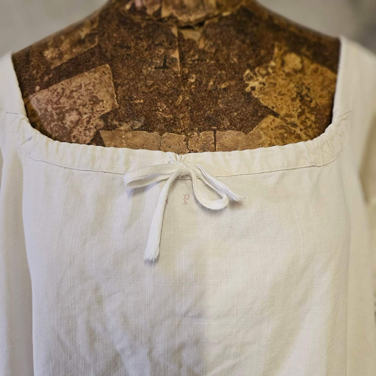 Euro antique(ヨーロッパアンティーク) france 手織りリネンとモノグラム刺繍の物語的ワンピース 表記無し(L～程度) アイボリー