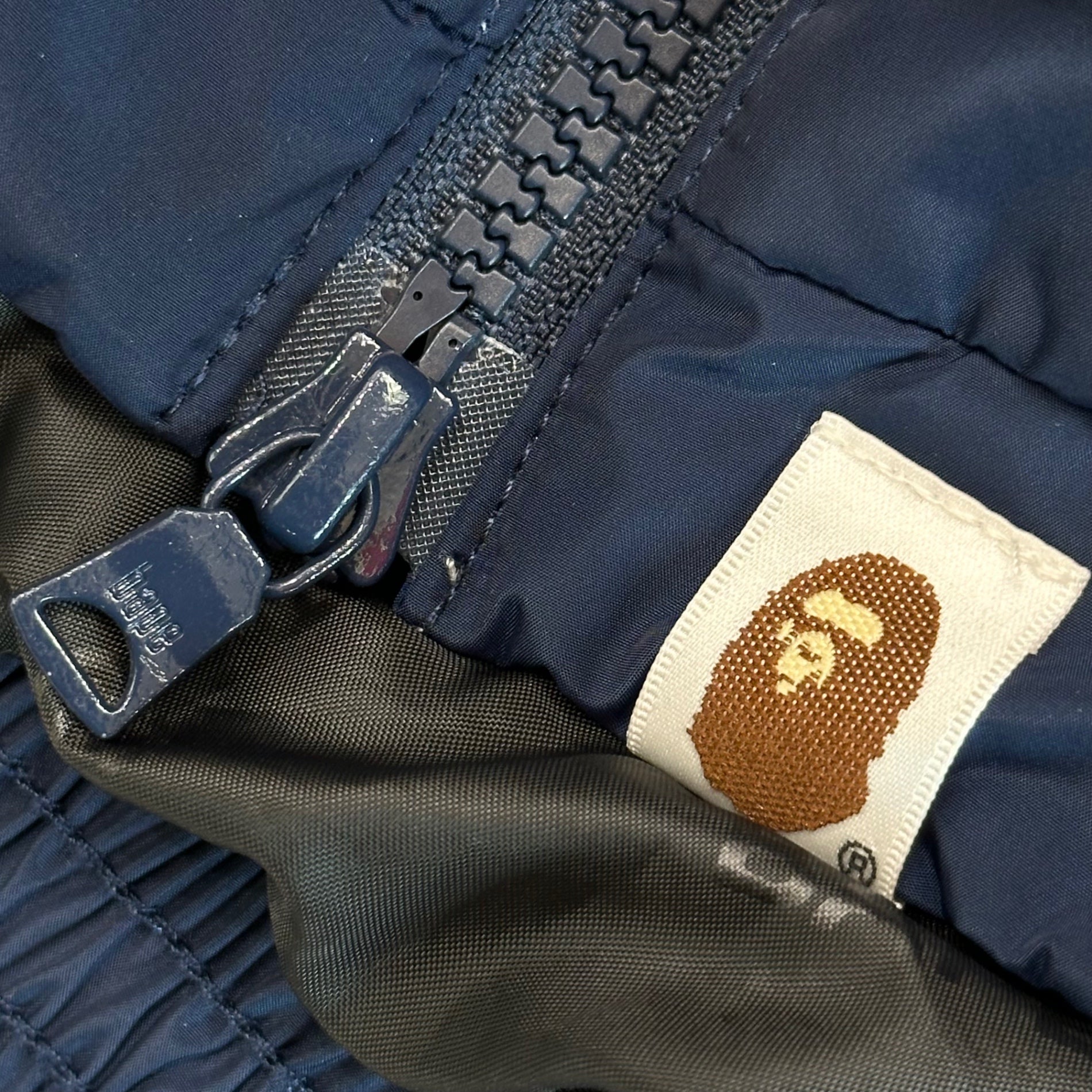 A BATHING APE(アベイシングエイプ) 25AW BAPE DETACHABLE SLEEVES DOWN JACKET 2WAY ダウン ジャケット 001DNK802001L F ネイビー