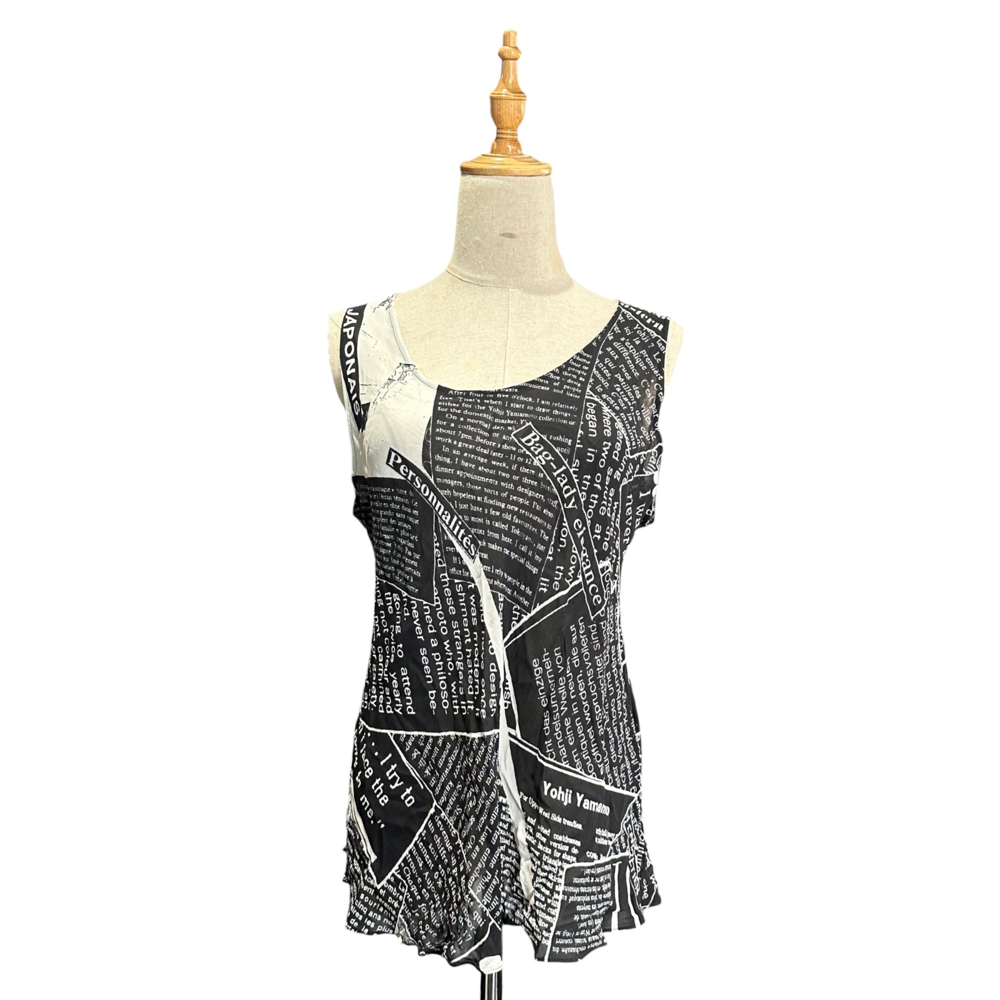 Y's(ワイズ) Newspaper Print Rayon Sleeveless Blouse ニュースペーパー プリント レーヨン ノースリーブ ブラウス YY-B23-225 3 ブラック×ホワイト