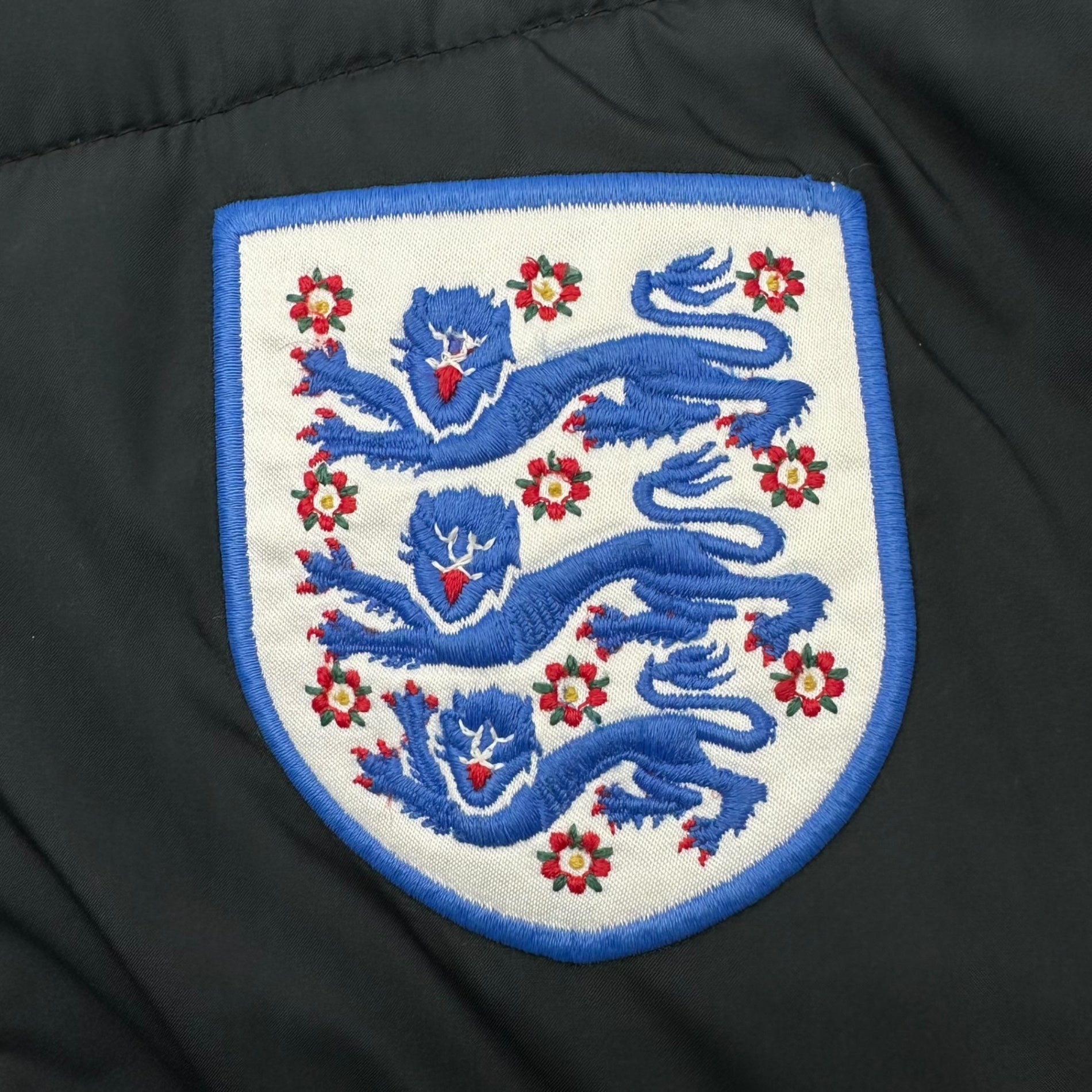 UMBRO(アンブロ) England National Team Logo Filled Hooded Jacket イングランド代表 ロゴ 中綿 フーデッド ジャケット UHA70527U M ブラック