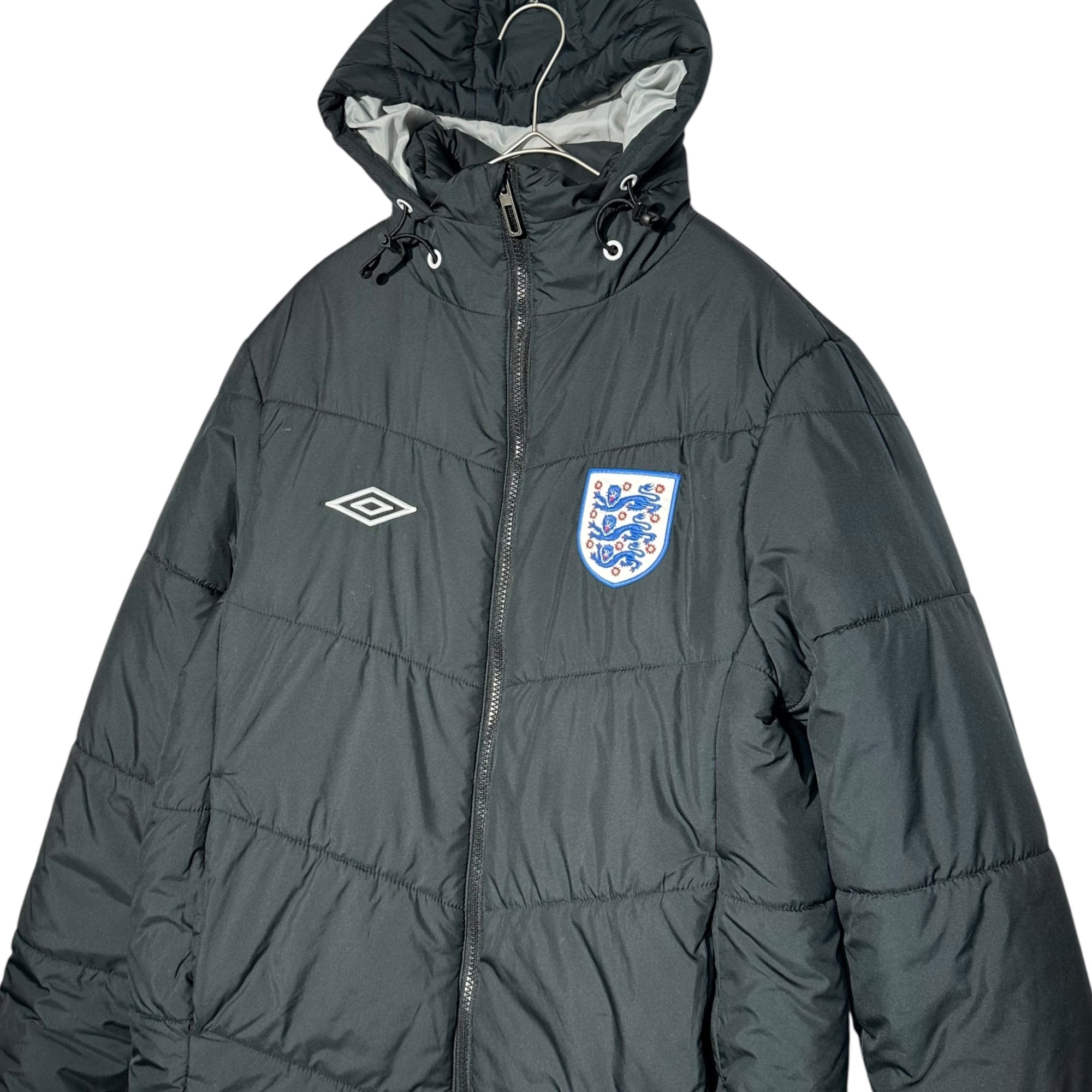 UMBRO(アンブロ) England National Team Logo Filled Hooded Jacket イングランド代表 ロゴ 中綿 フーデッド ジャケット UHA70527U M ブラック