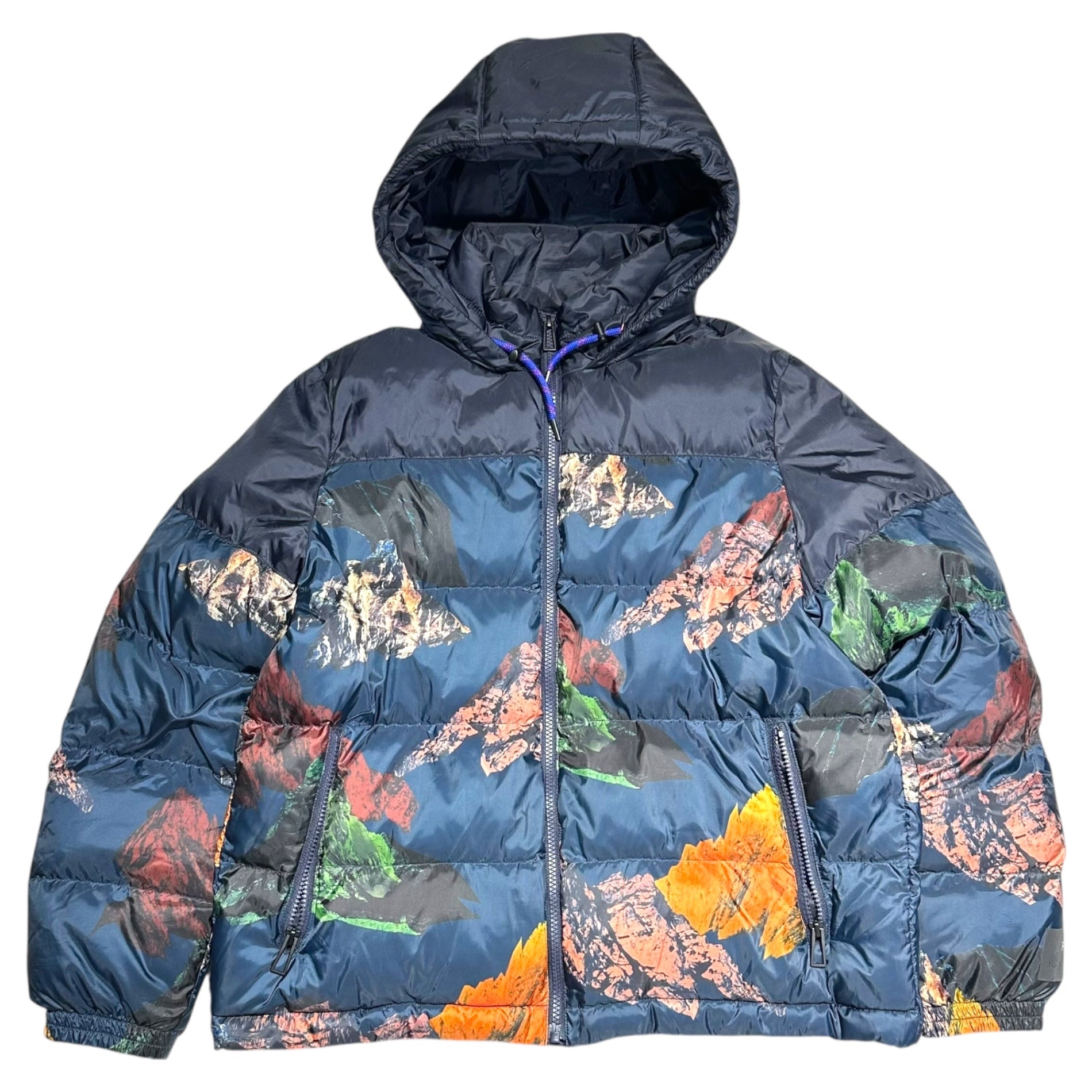 PAUL SMITH(ポールスミス) 20AW ”Into The Wild” Graphic Nylon Hooded Padded Jacket グラフィック ナイロン フーデット 中綿 ジャケット PY-99184*-77010 M ネイビー×ブラック Collage Mountain