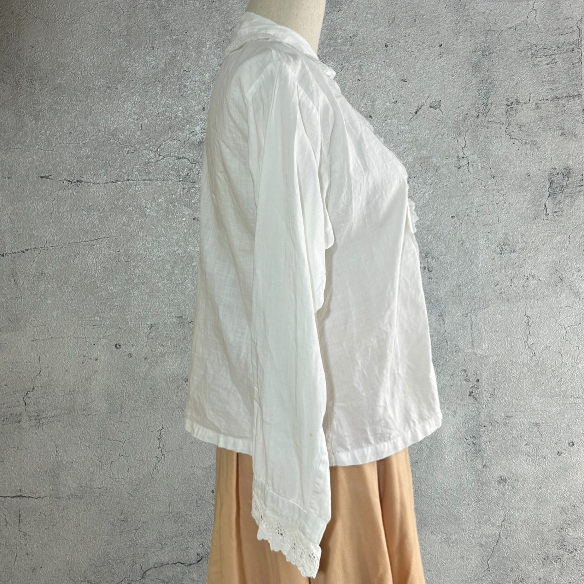 Euro vintage(ヨーロッパヴィンテージ) cuddle_30's~cutwork frill decorated collar white cotton blouse カットワークフリル襟のコットンブラウス Mサイズ程度 ホワイト/染み有