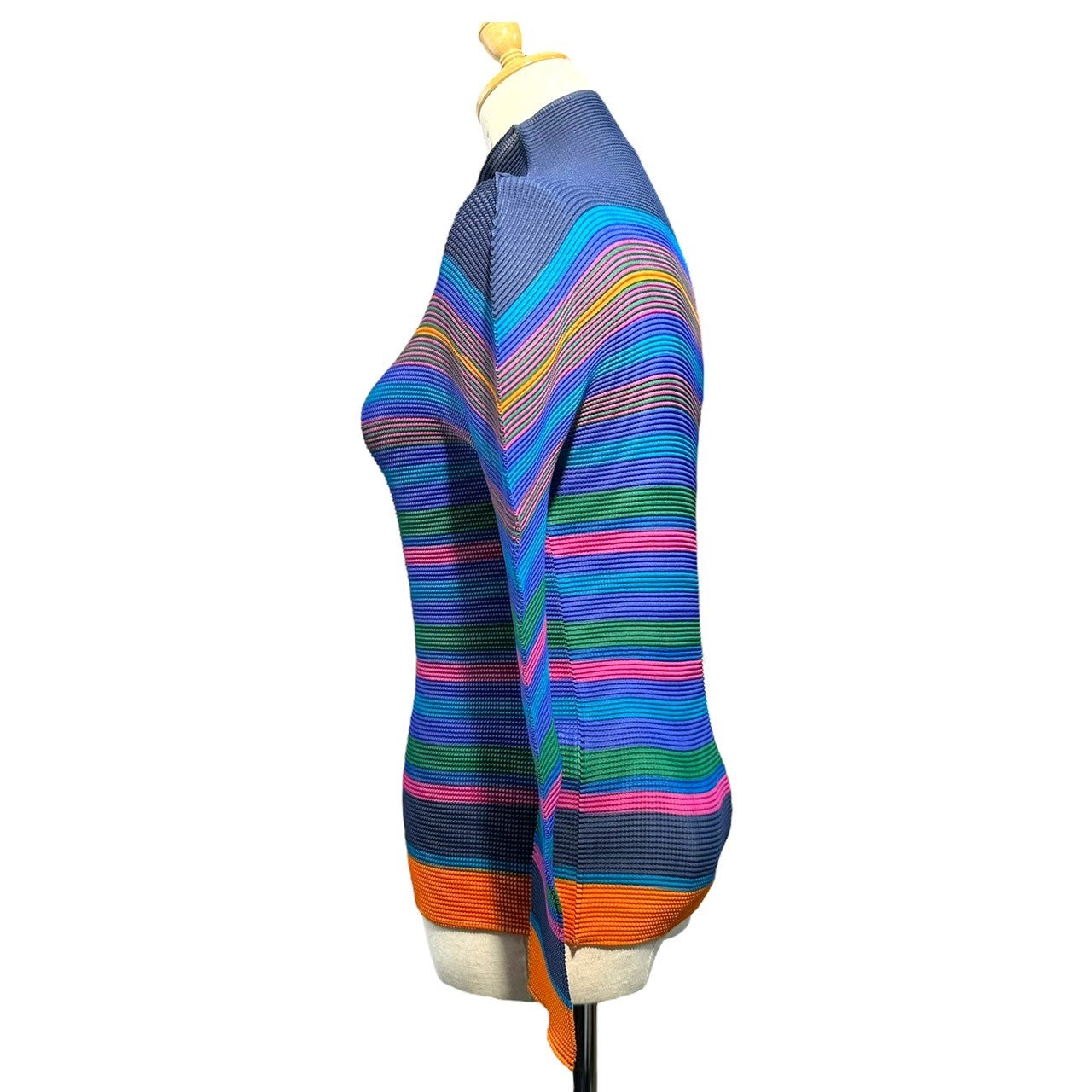 me ISSEY MIYAKE(ミーイッセイミヤケ) Pleated Striped High Neck Pullover Cut and Sewn プリーツ ボーダー ハイネック プルオーバー カットソー M173FJ411 FREE ブルー×オレンジ