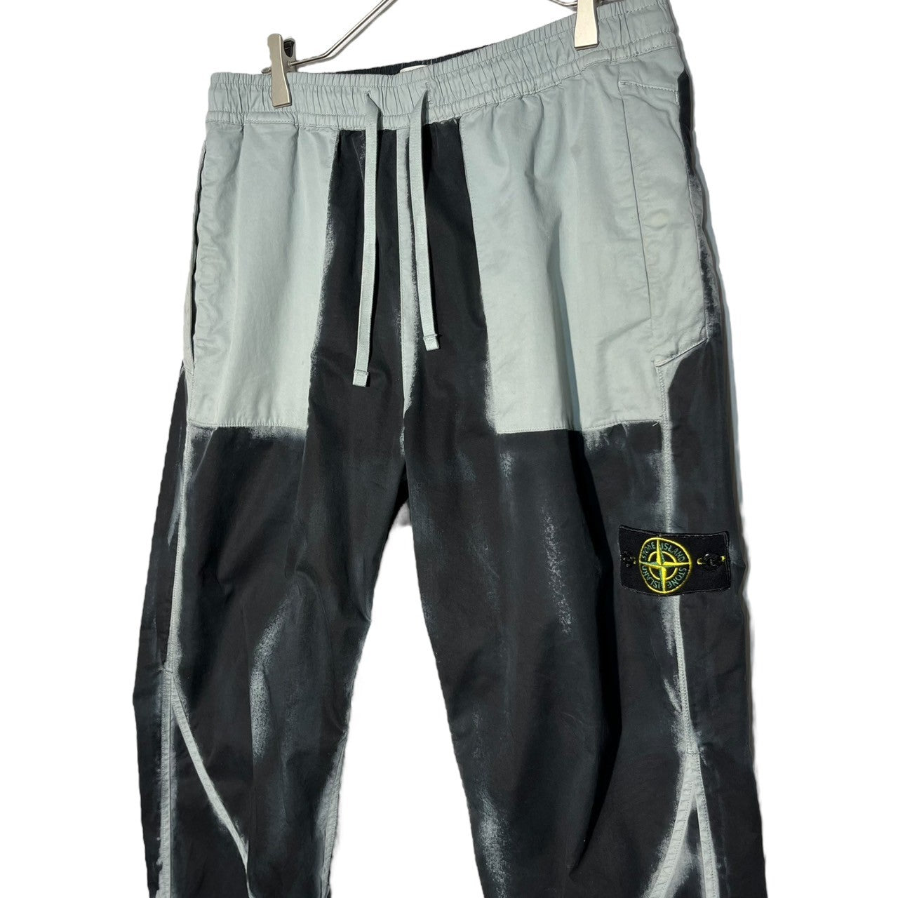 STONE ISLAND(ストーンアイランド) 23SS SPRAY PEINT CARGO PANTS スプレー ペイント カーゴ パンツ 7815318T3 W32 グレー×ブラック ジョガー ワッペン 腕章