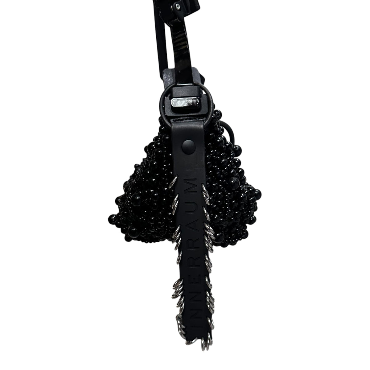 JUNYA WATANABE × INNERRAUM(ジュンヤワタナベ × インナーラム) 2025SS Pearl-Studded Half-Moon Shoulder Bag パール スタッズ ハーフムーン ショルダー バッグ JO-K203 ブラック コラボアイテム
