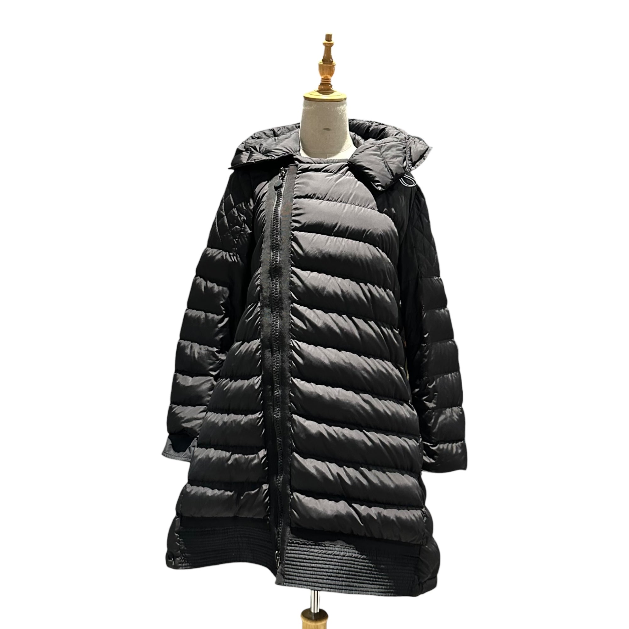 MONCLER(モンクレール) GISELE Hooded Quilted Down Coat フーデッド キルティング ダウン コート B20934993885 2 ブラック ジャケット ロゴ ワッペン