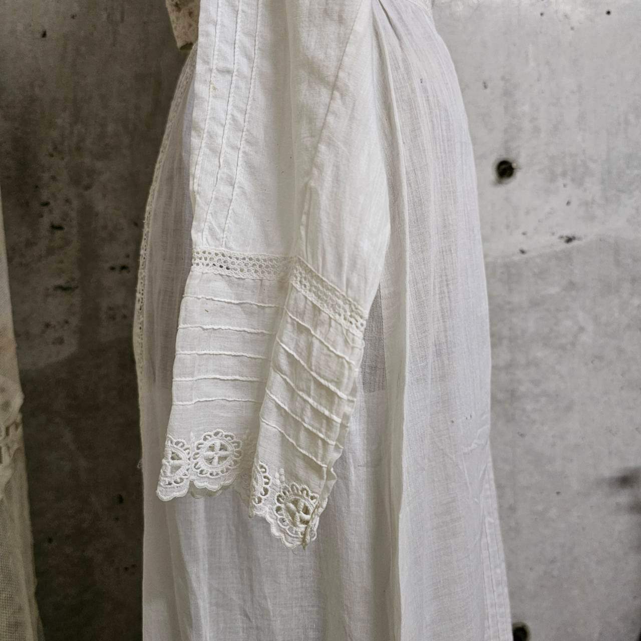 Euro antique(ヨーロッパアンティーク) 10's~Victorian cotton standcollar long onepiece コットンのスタンドカラーとレースのロング丈ドレス ワンピース ウエスト：約56cm、着丈：約135cm/各所にダメージ有 ホワイト