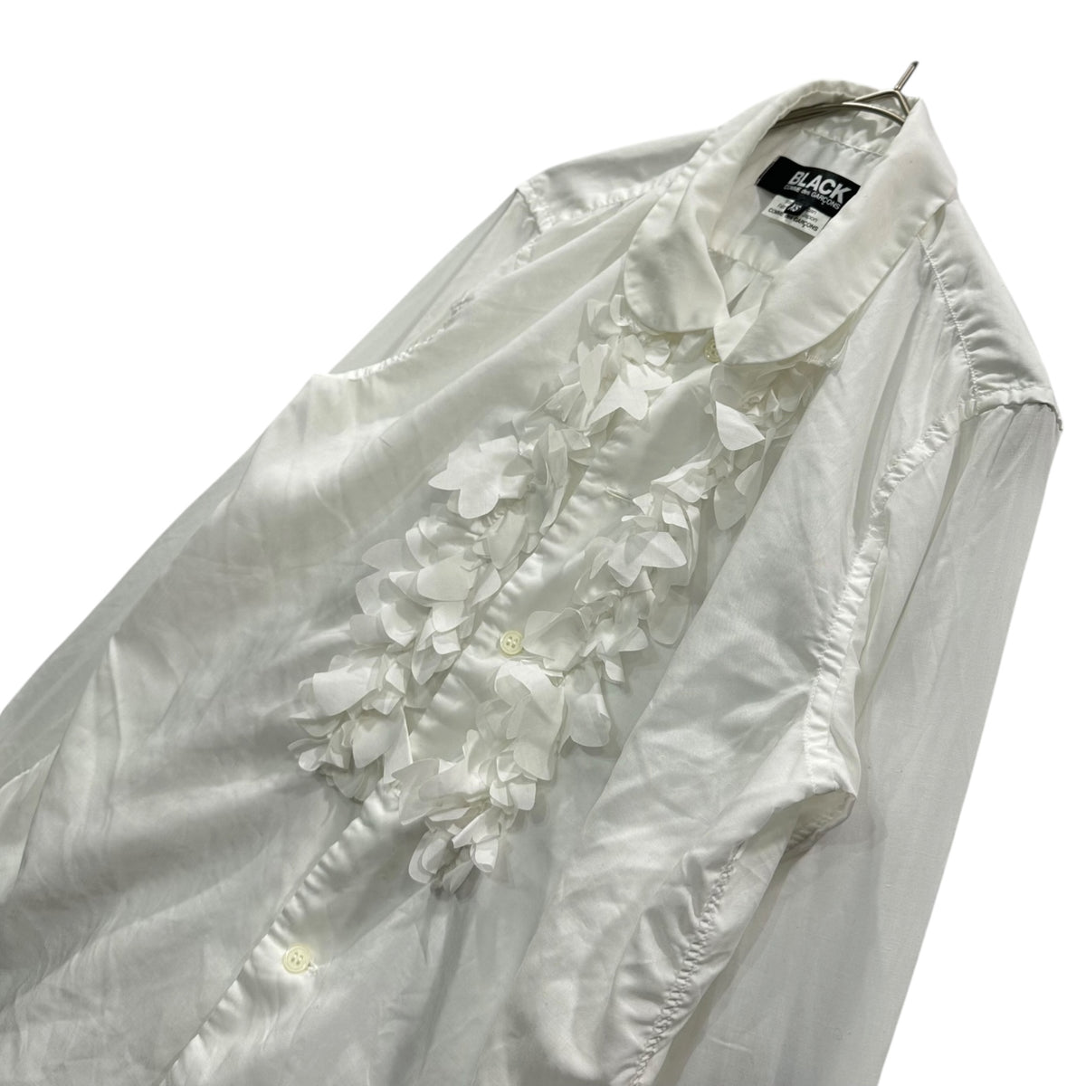 BLACK COMME des GARCONS(ブラックコムデギャルソン) 2017SS Floral Corsage-Embellished Round-Collar Blouse 花 コサージュ 装飾 丸襟 ブラウス 1S-B016 XS ホワイト AD2016