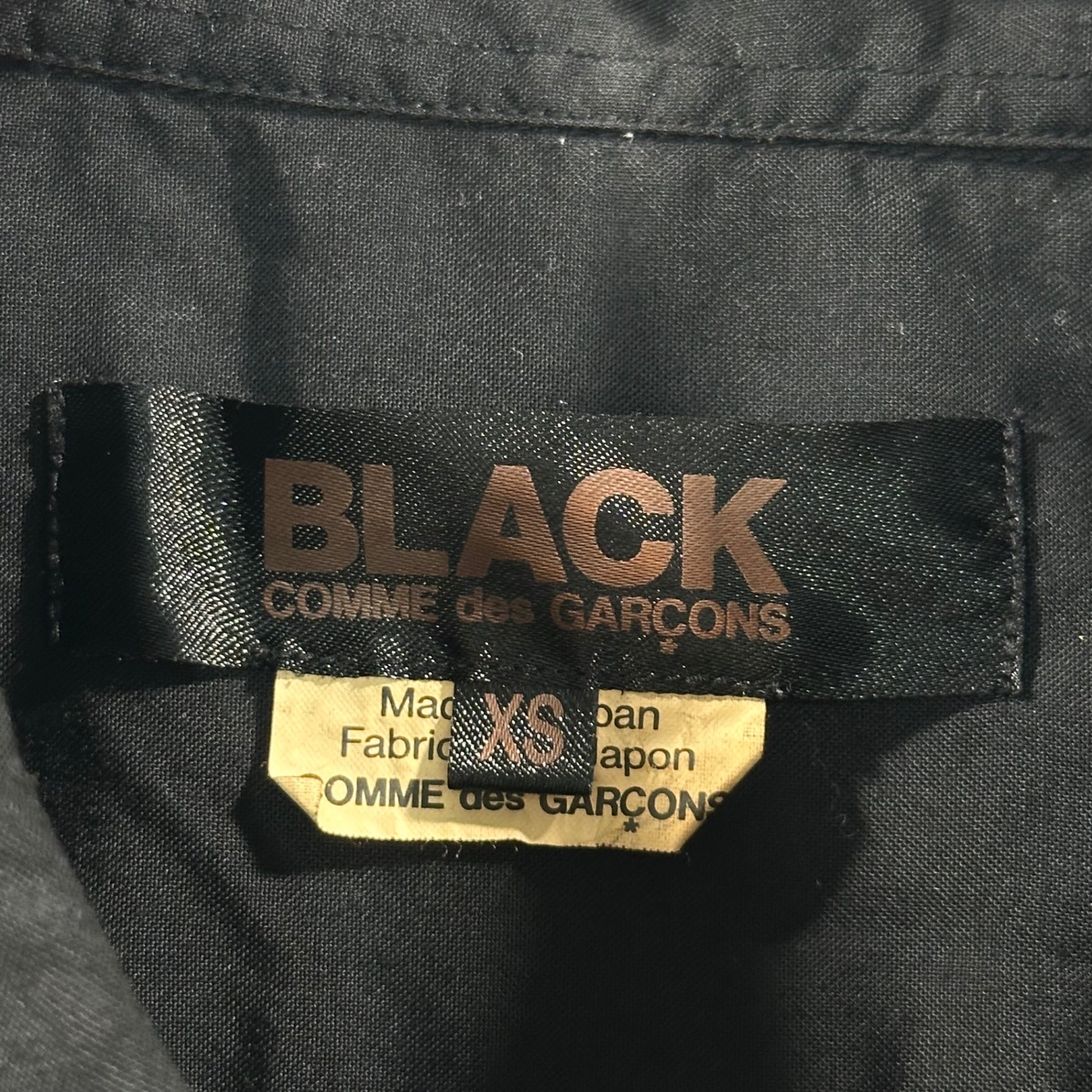 BLACK COMME des GARCONS(ブラックコムデギャルソン) 23SS Side-ripped Regular Collar L/S Shirt サイド 破れ加工 レギュラーカラー 長袖 シャツ 1K-B010 XS ブラック AD2022 ブラウス