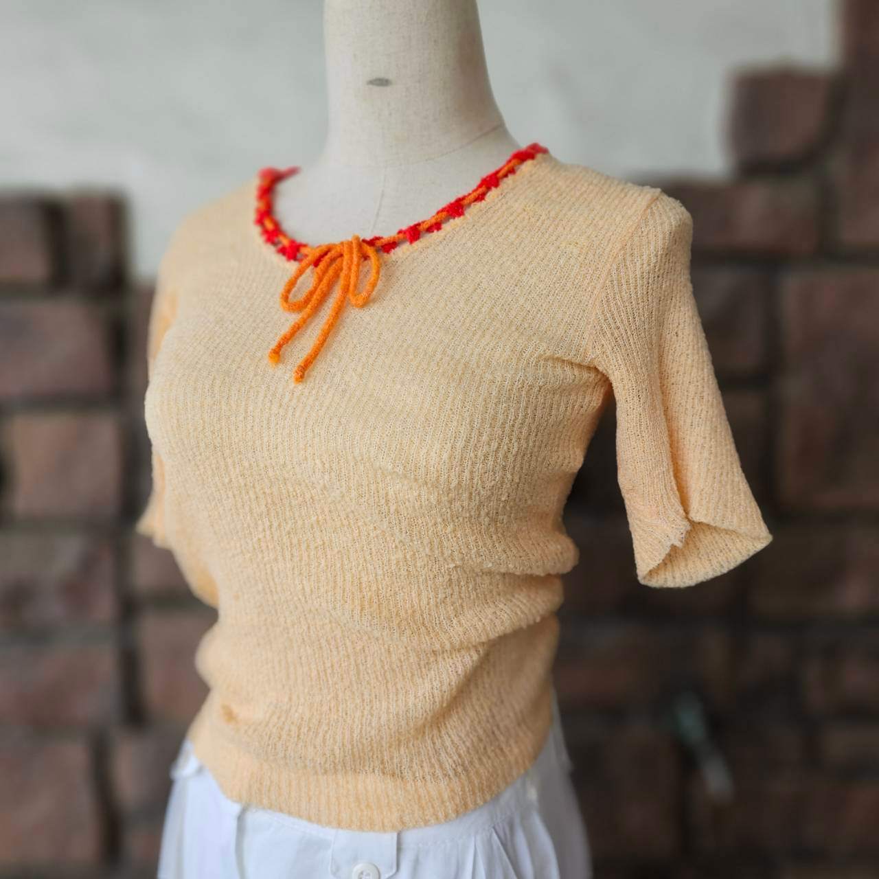 Euro vintage(ヨーロッパヴィンテージ) sherbet_70's pale orange red drawstring neckline knit top 淡いオレンジ赤の巾着ネックのニットトップス Mサイズ程度 レッド×オレンジ/アクリル