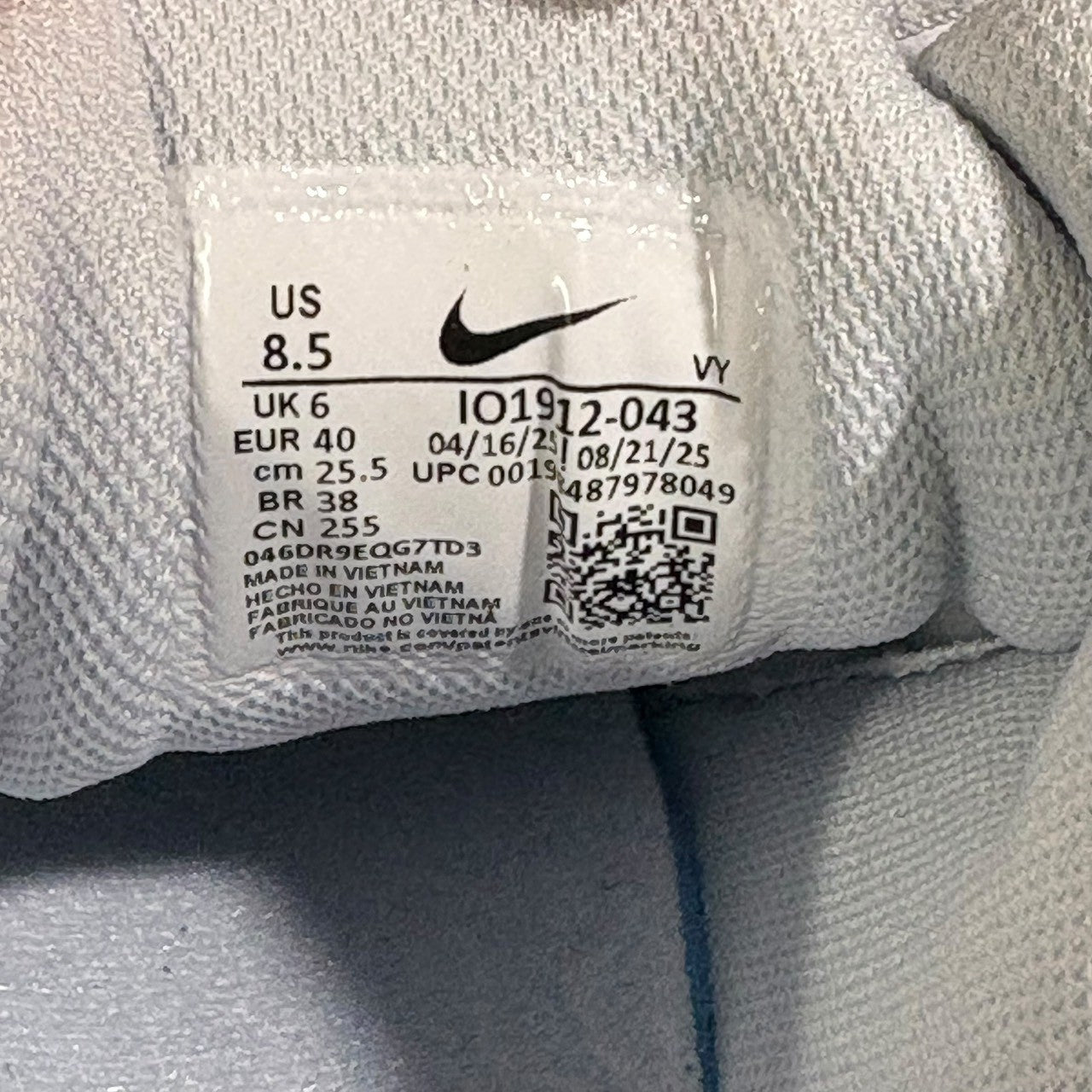 NIKE(ナイキ) Women's Shox TL "Pure Platinum/Smoke Grey/Metallic Silver ウィメンズ ショックス ピュアプラチナム スモークグレー メタリックシルバー IO1912-043 25.5cm グレー×シルバー
