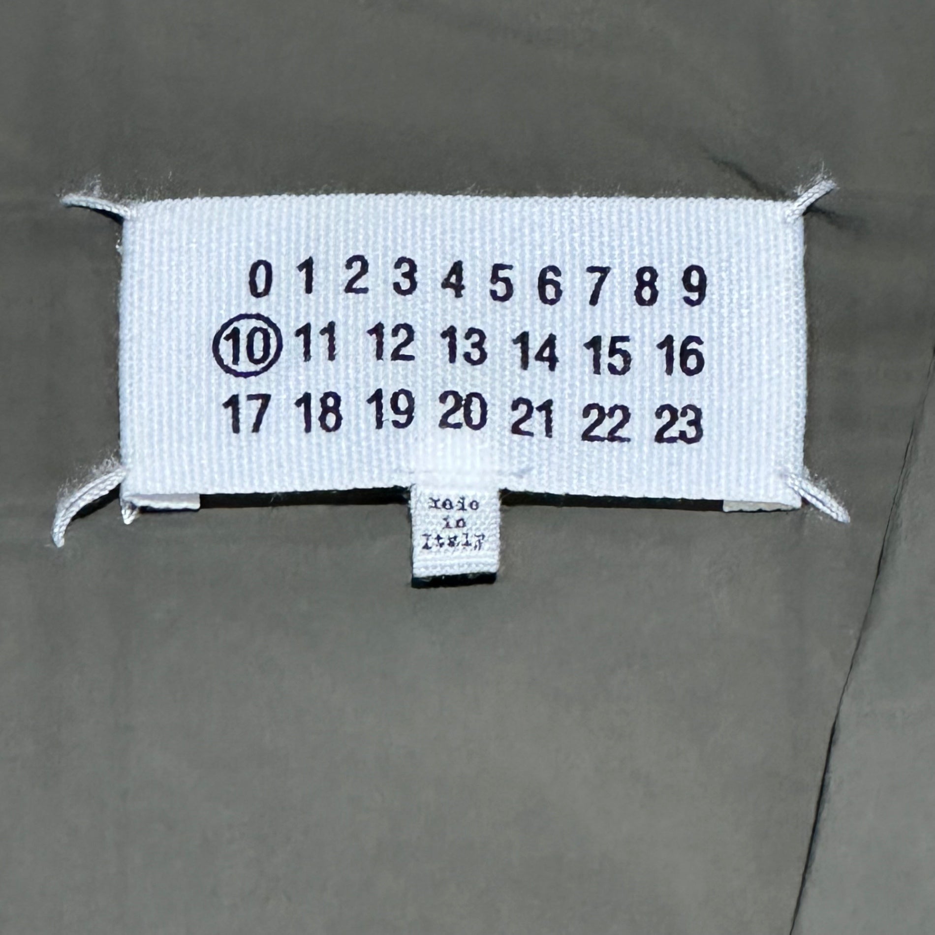 MAISON MARGIELA(メゾンマルジェラ) 20AW RECYCLE PADDED NO COLLAR JACKET 中綿 ノーカラー ジャケット S50BN0449 46 オリーブ