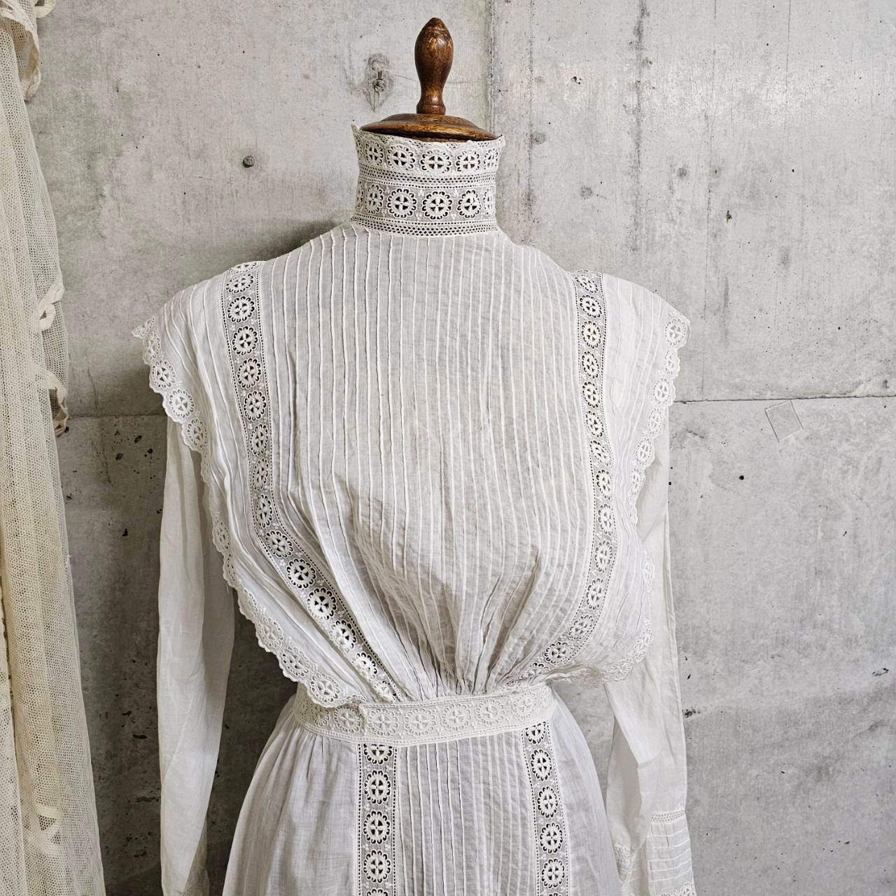 Euro antique(ヨーロッパアンティーク) 10's~Victorian cotton standcollar long onepiece コットンのスタンドカラーとレースのロング丈ドレス ワンピース ウエスト：約56cm、着丈：約135cm/各所にダメージ有 ホワイト