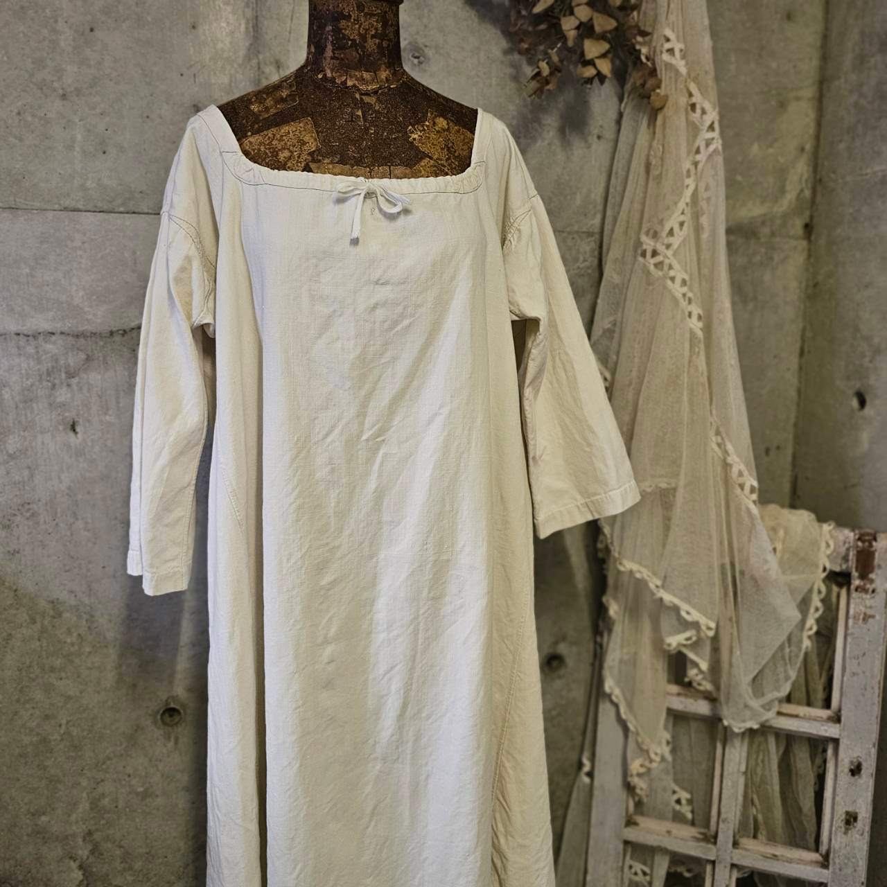 Euro antique(ヨーロッパアンティーク) france 手織りリネンとモノグラム刺繍の物語的ワンピース 表記無し(L～程度) アイボリー
