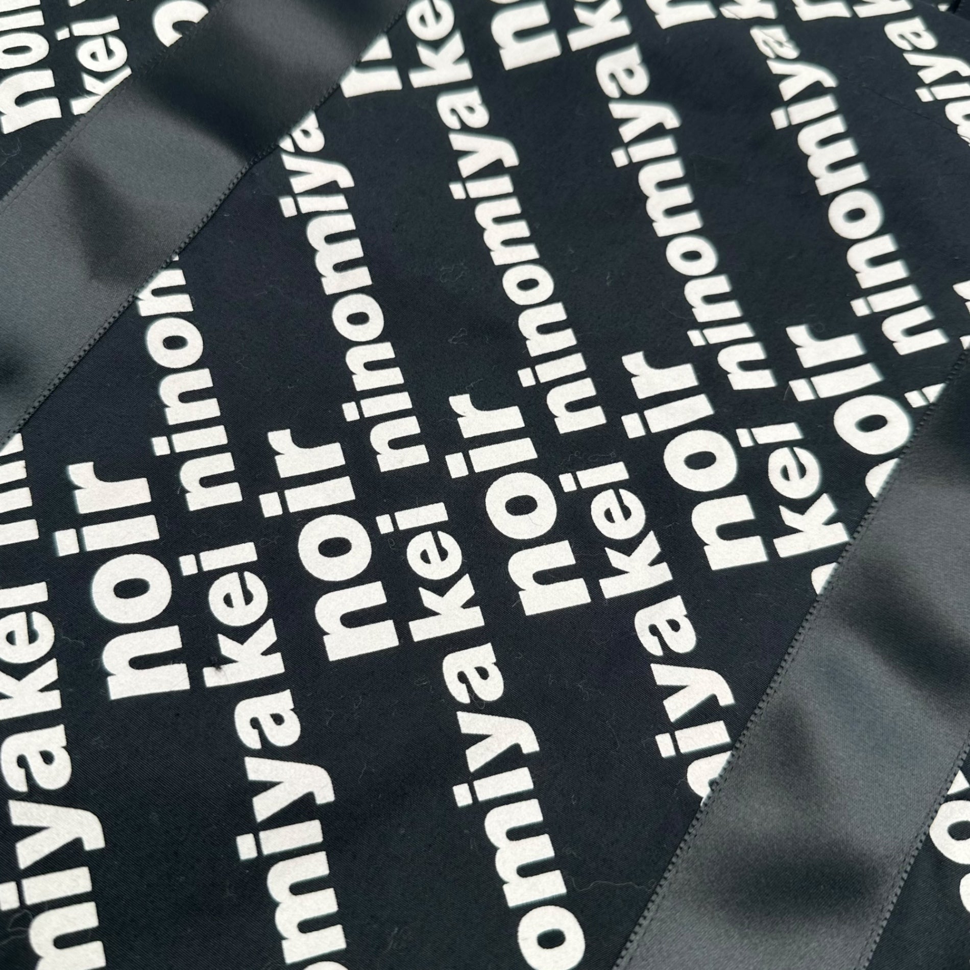 noir kei ninomiya ノワールケイニノミヤ ロゴプリントカットソー noir kei ninomiya(ノワールケイニノミヤ) 22AW Logo Satin Tote Bag