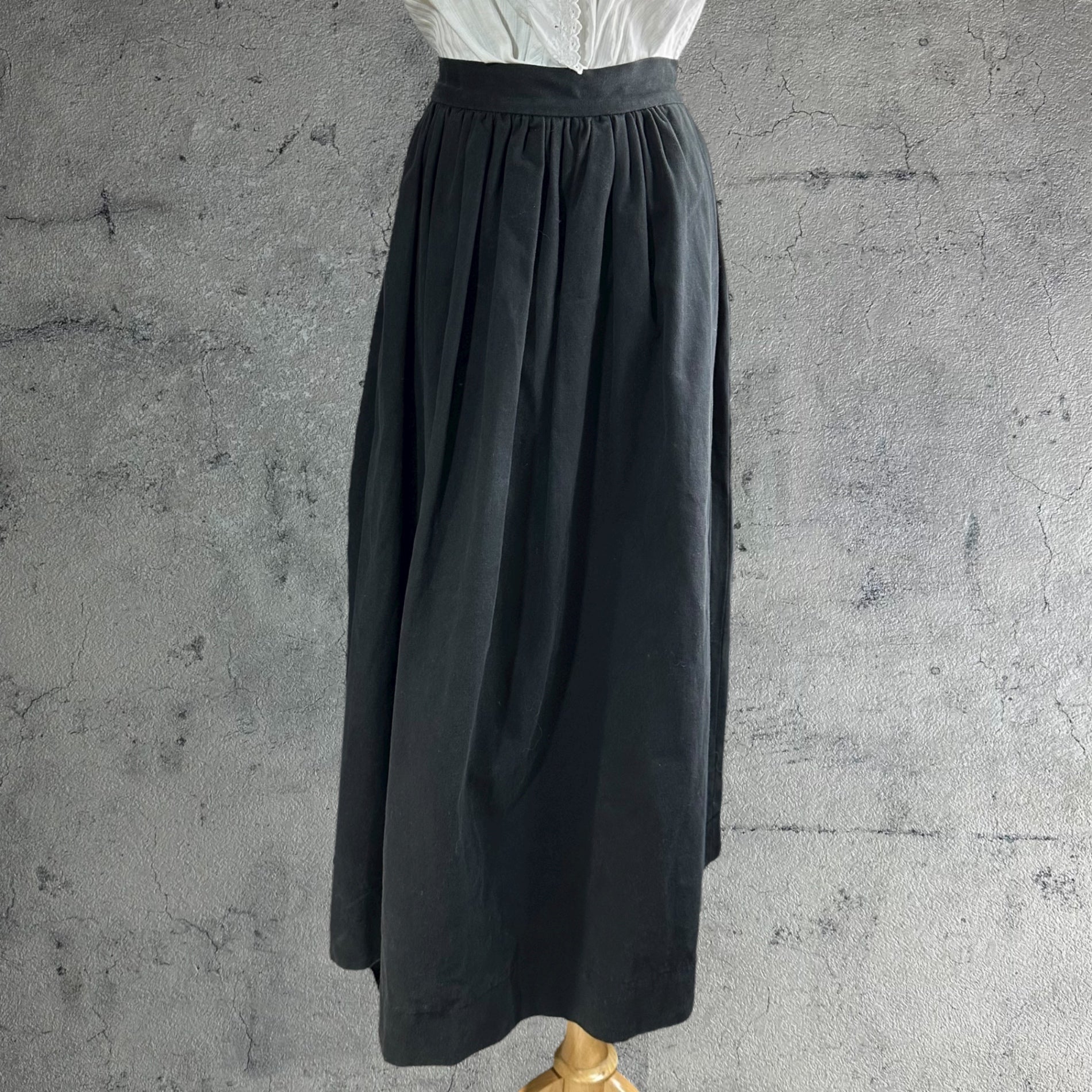 Euro vintage(ヨーロッパヴィンテージ) thick cotton black long skirt コットンの肉厚地なクラシカルロングスカート 表記無し(M~L程度) ブラック