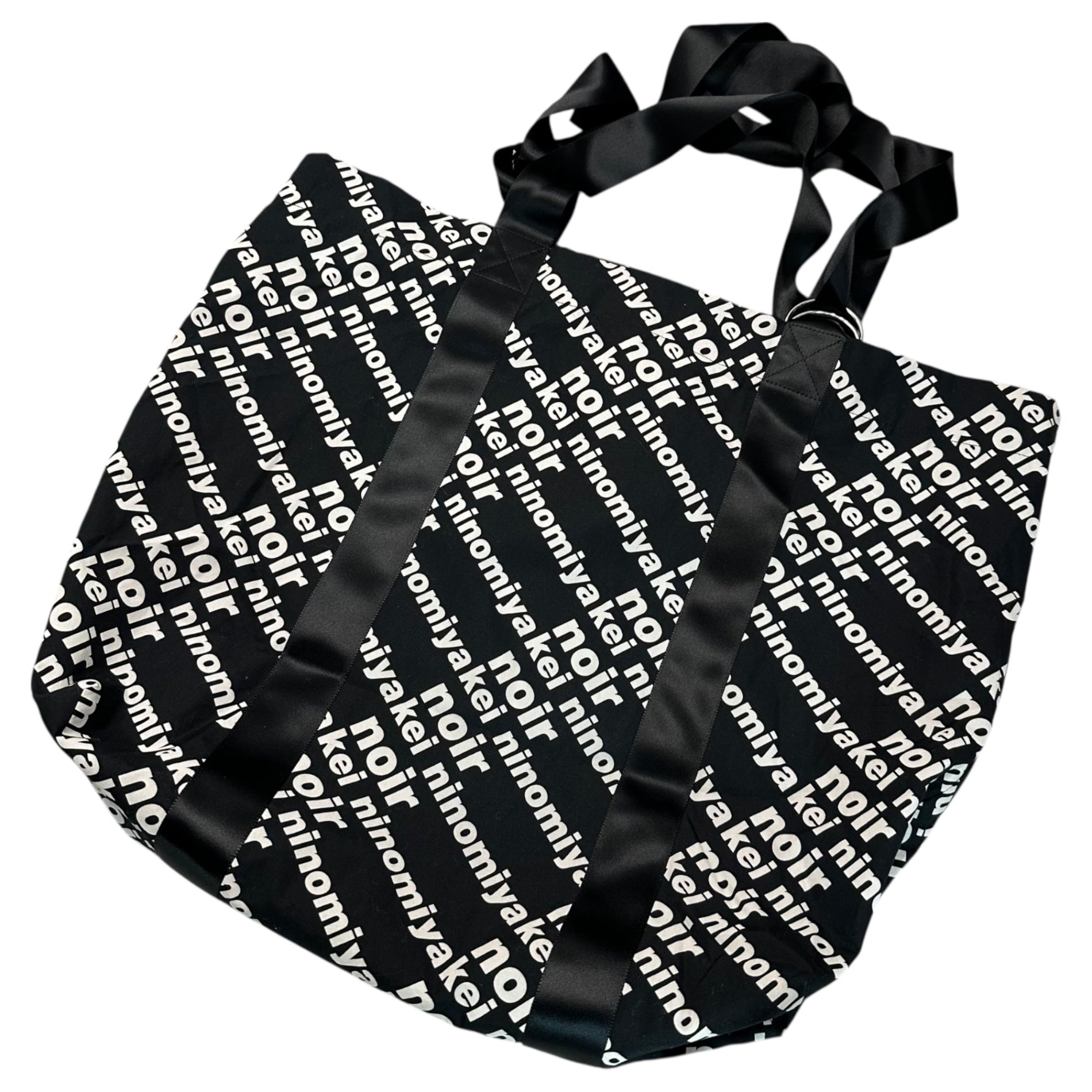 noir kei ninomiya(ノワールケイニノミヤ) 22AW Logo Satin Tote Bag ロゴ サテン トート バッグ 3I-K 202 ブラック×ホワイト コムデギャルソン