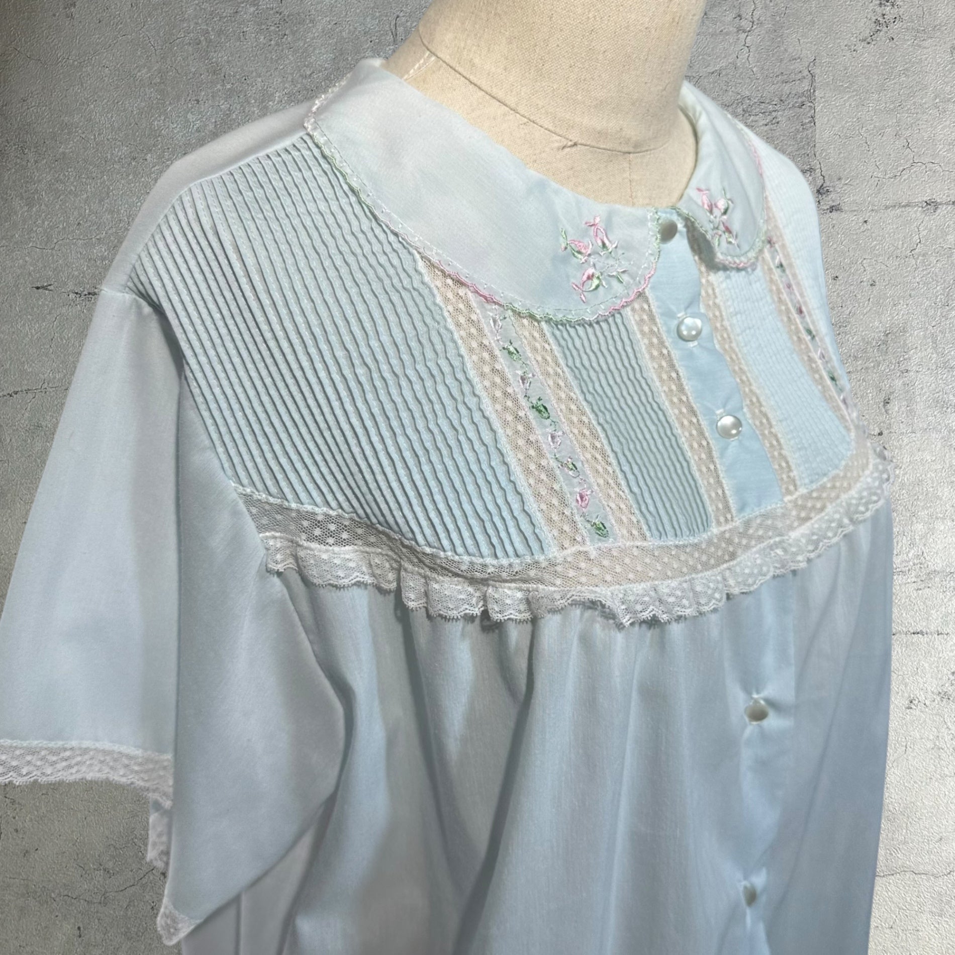 VINTAGE(ヴィンテージ) 70's round collar flower embroidery short sleeve blouse 丸襟 花刺繍 半袖 ブラウス ライトブルー