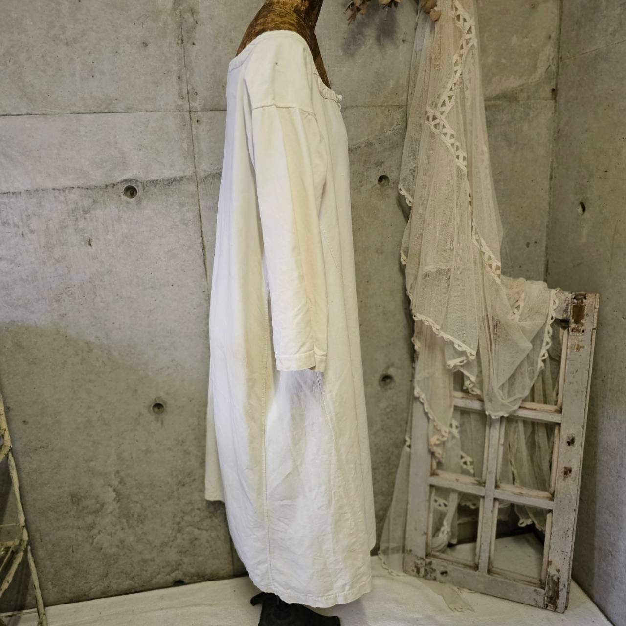 Euro antique(ヨーロッパアンティーク) france 手織りリネンとモノグラム刺繍の物語的ワンピース 表記無し(L～程度) アイボリー