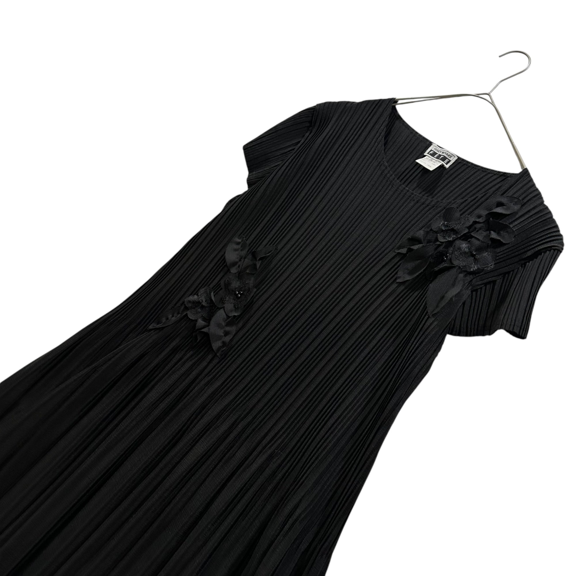 ISSEY MIYAKE(イッセイミヤケ) 2005SS Floral Corsage French Sleeves Pleated dress フラワー コサージュ フレンチスリーブ プリーツ ワンピース IF52JF047 01 ブラック 00's