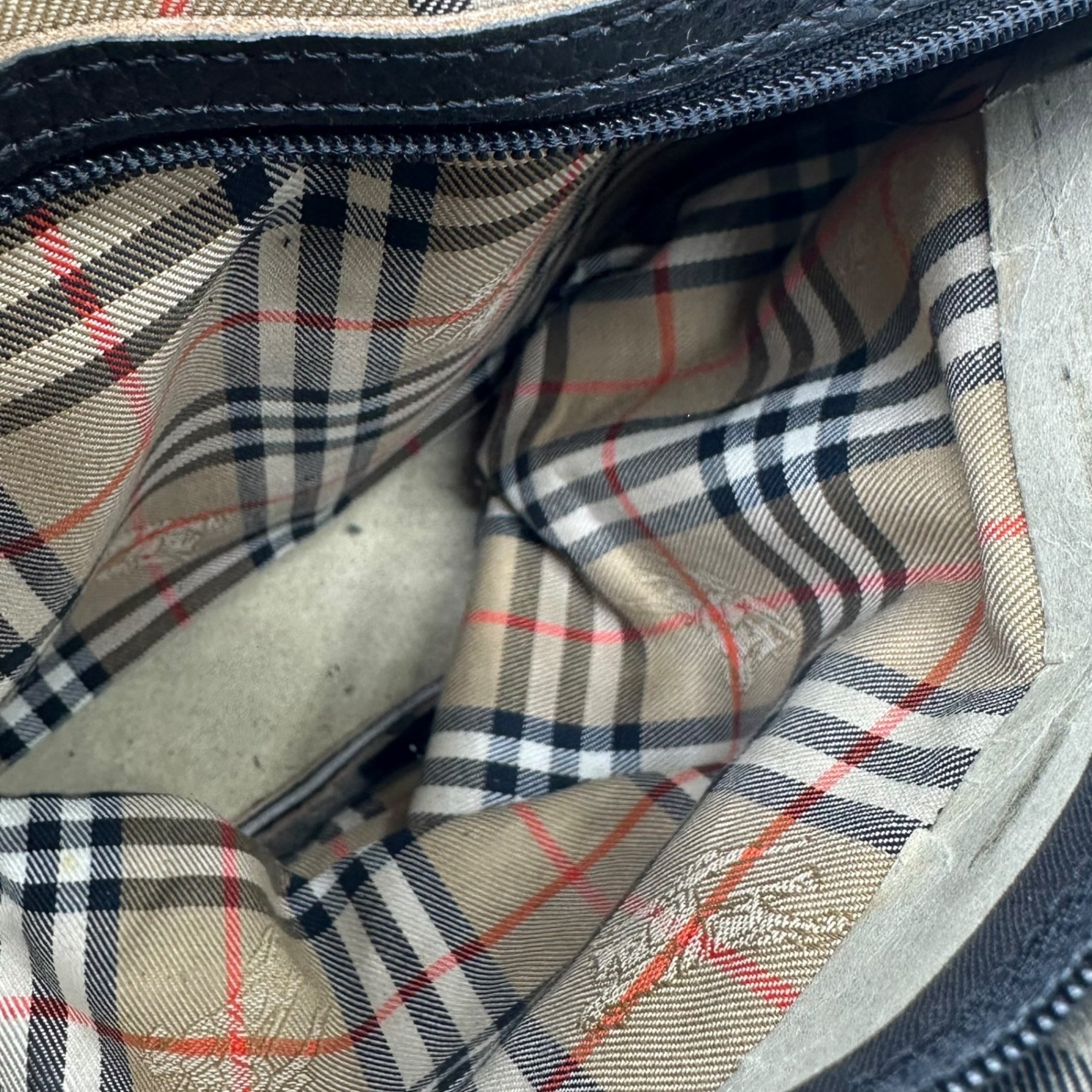 Burberry’s(バーバリーズ) Vintage NovaCheck Horse Logo Leather Shoulder Bag ヴィンテージ ノヴァチェック ホースロゴ レザー ショルダー バッグ ブラック