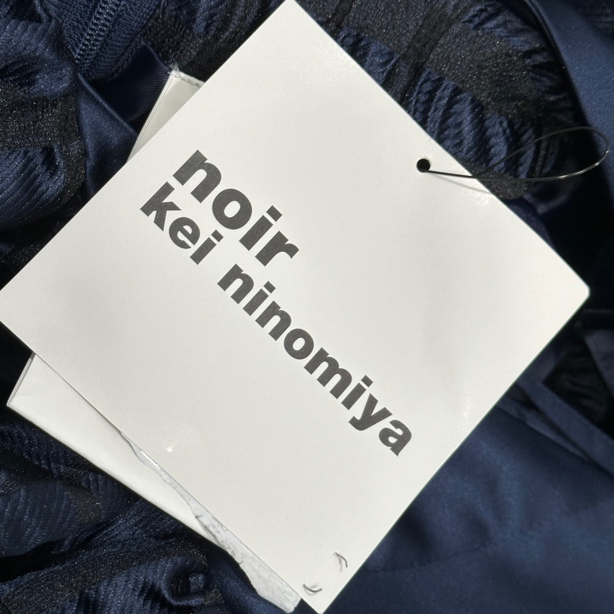 noir kei ninomiya(ノワールケイニノミヤ) 2026SS Shirring-Processed Voluminous Camisole Dress シャーリング 加工 ボリューム キャミソール ワンピース 3Q-O003 XS ネイビー×ブラック AD2025